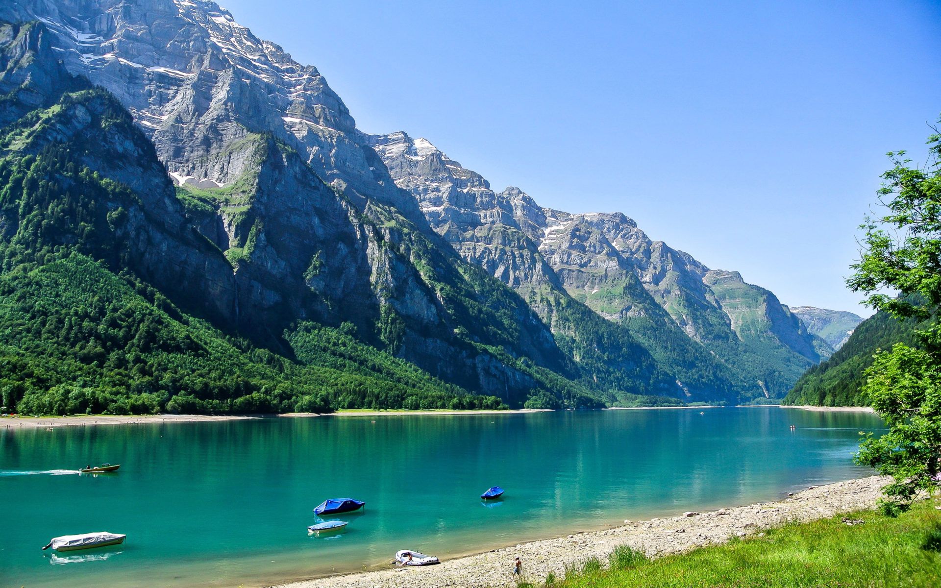 Bergsee, Türkisblaues Wasser, Felswände, Alpen, Boote, 16:10, Full-HD-Hintergrundbild für den Desktop