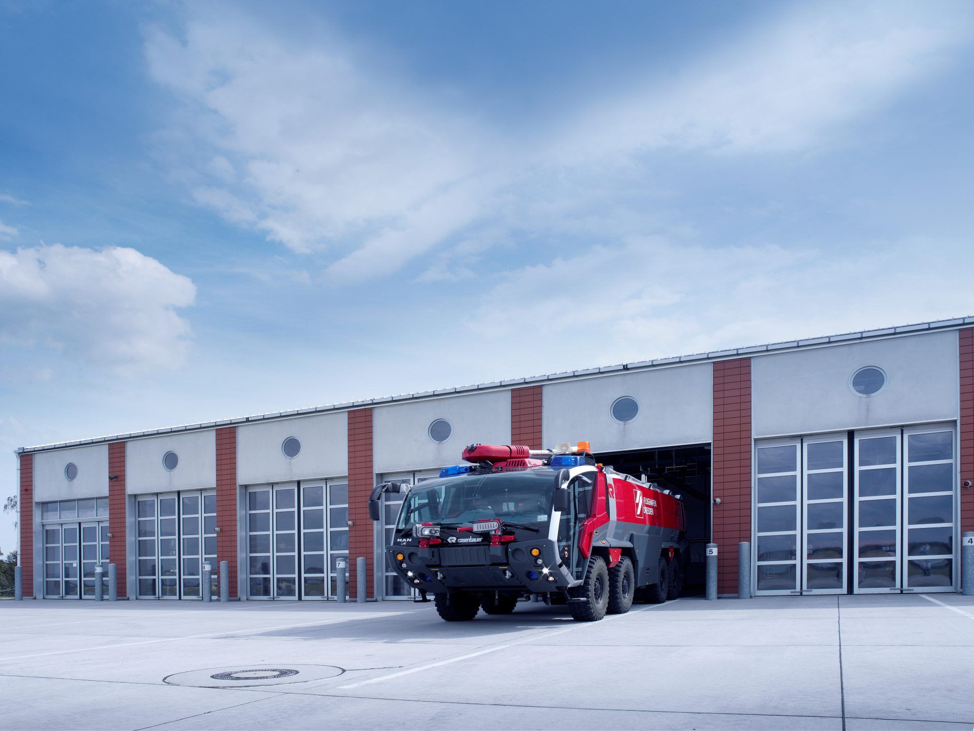 Rosenbauer Panther, Feuerwache, Fahrzeughalle, Blauer Himmel, Hintergrundbild fürs iPad