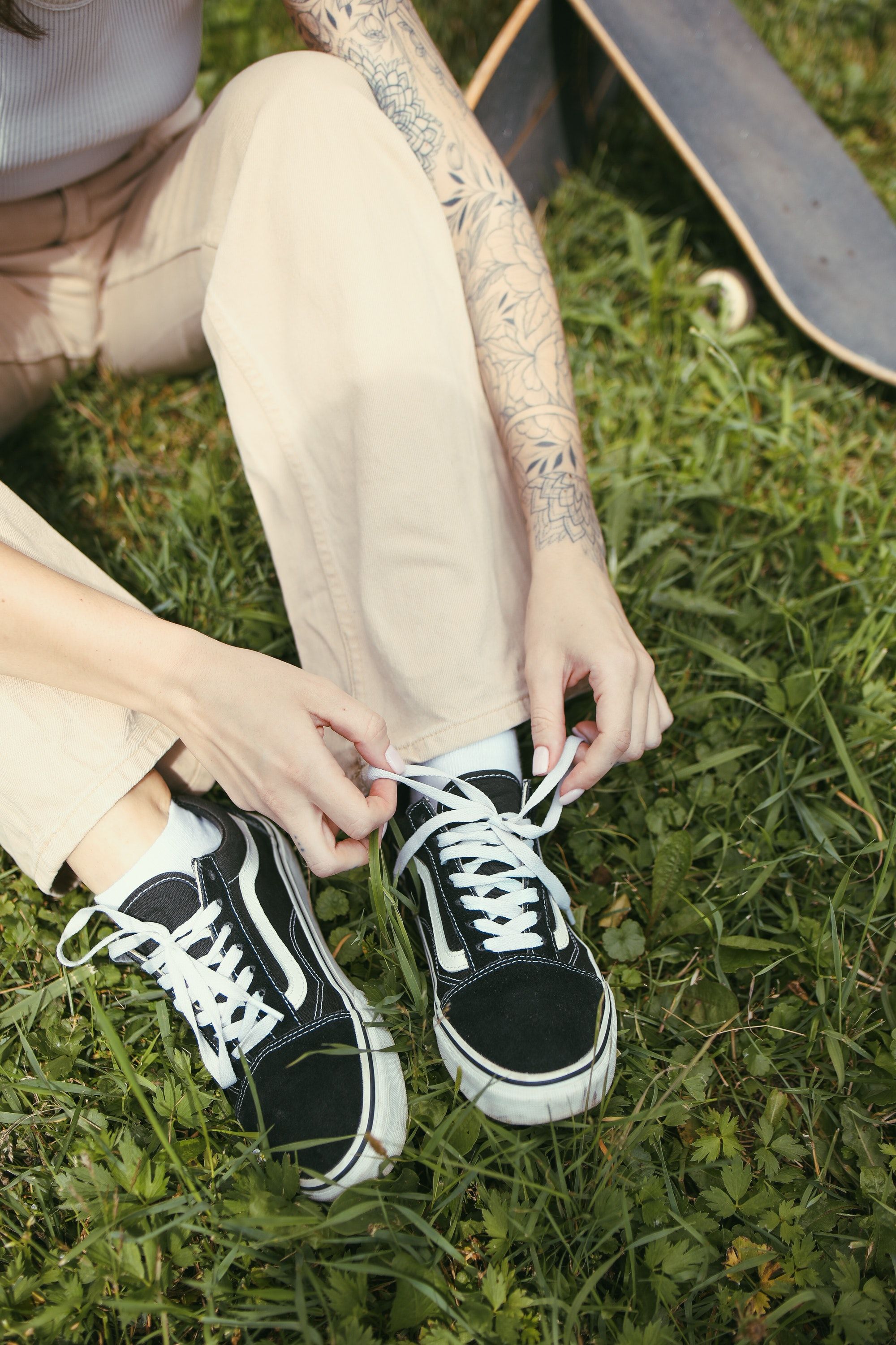 Vans Old Skool, Sneaker, Schuhe binden, Gras, Skateboard, QHD+, Handy-Hintergrund
