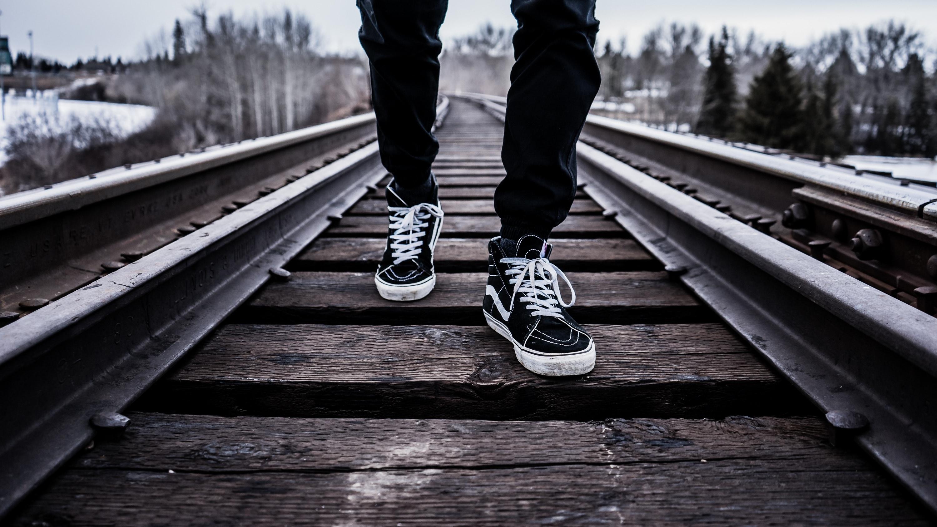 Vans Old Skool, Sneaker, Bahngleise, Jeans, Winter, 16:9, 2K-Hintergrundbild für den Desktop