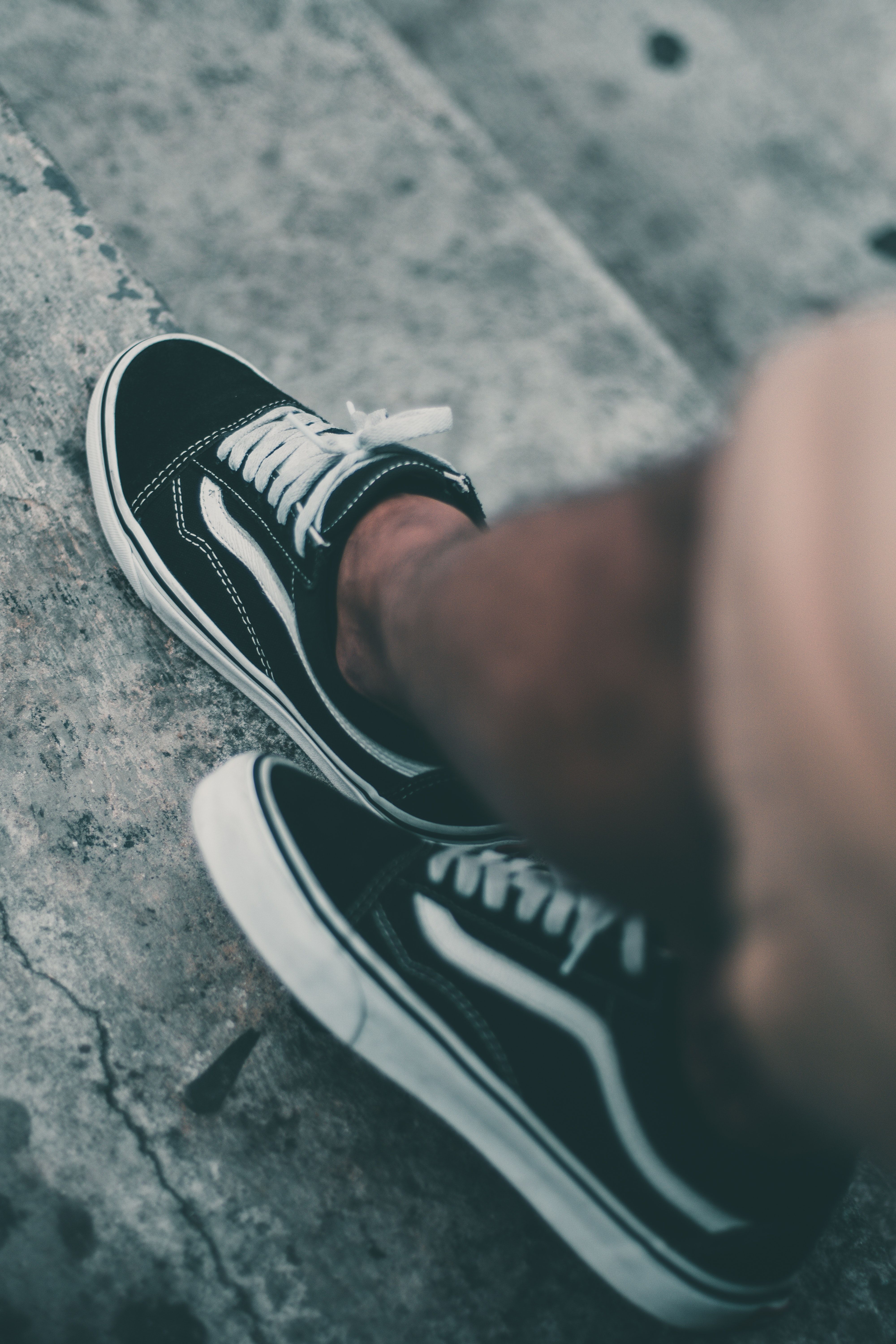 Vans Old Skool, Sneaker, Füße, Asphalt, Streetstyle, QHD+, Handy-Hintergrund im Hochformat