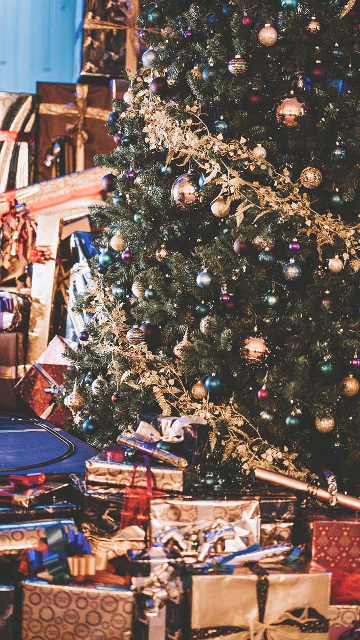 Weihnachtsbaum, Geschenke, Lichterketten, Draußen, Abend, HD, Handy-Hintergrund
