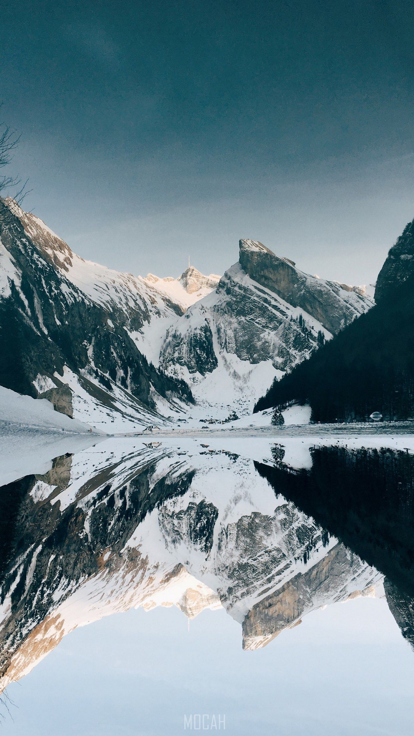 Bergsee, Spiegelung, Schneegipfel, Minimalistisch, QHD+, Sperrbildschirm fürs iPhone