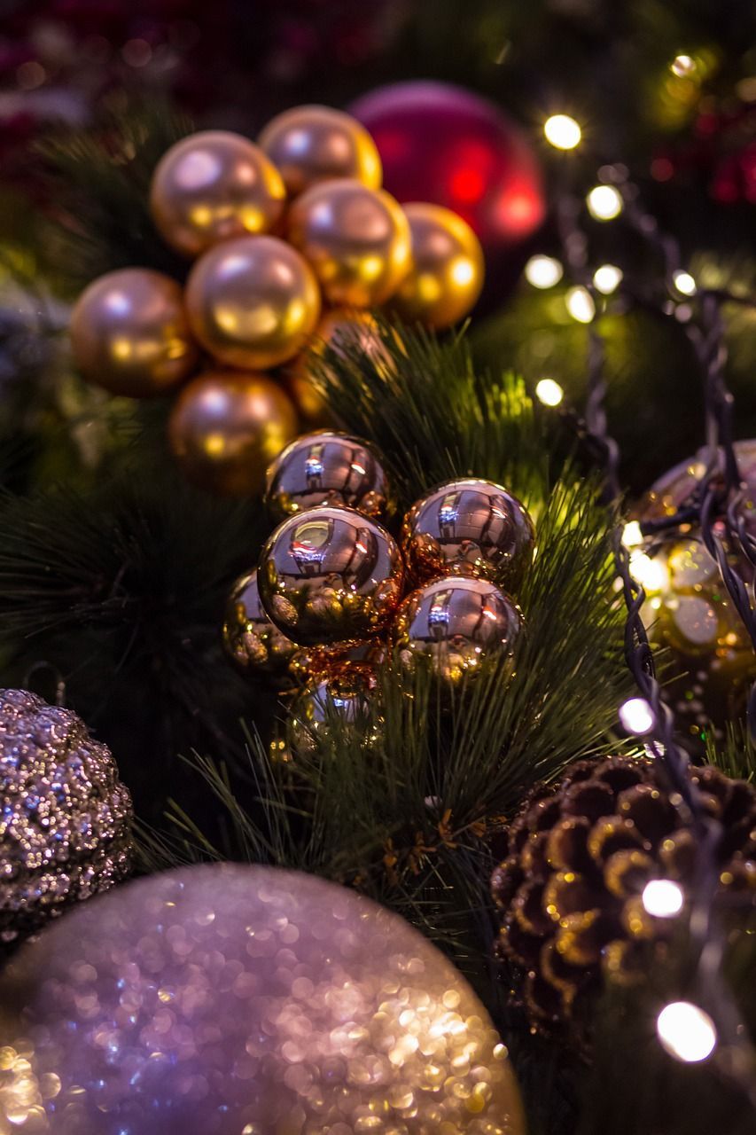 Goldene Kugeln, Christbaumschmuck, Tannenzapfen, Lichter, Nahaufnahme, Android-Hintergrundbild