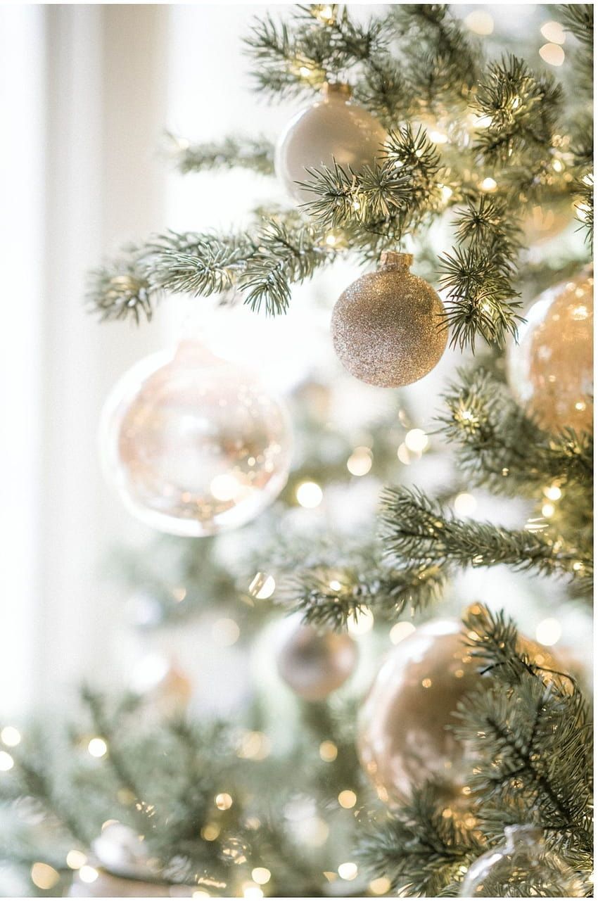 Goldene Kugeln, Tannenzweige, Fenster, Helle Töne, Bokeh, HD, Handy-Hintergrund