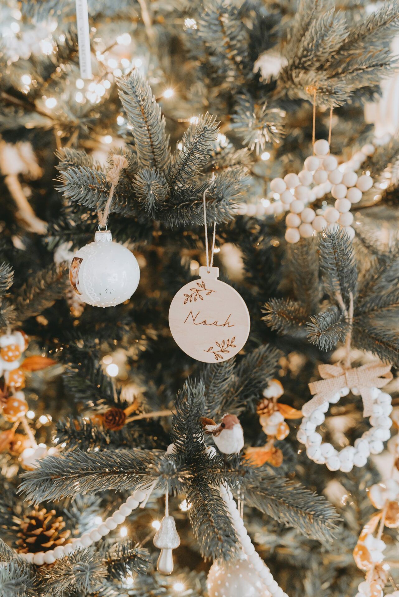 Weiße Kugeln, Christbaumschmuck, Tannenzweige, Lichter, Nahaufnahme, Full HD, iPad-Hintergrundbild