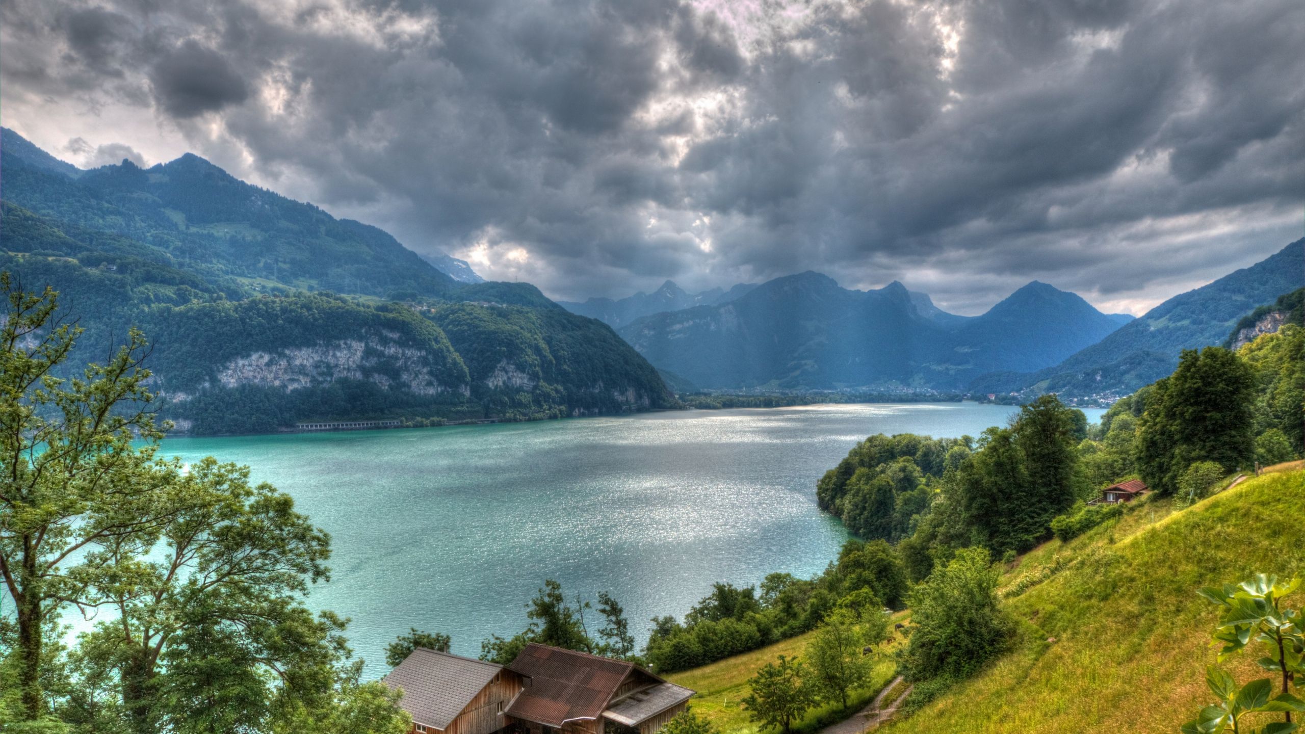 Bergsee, Gewitterwolken, Alpen, Schweiz, Grüne Hänge, 2K, Desktop-Hintergrund für Windows