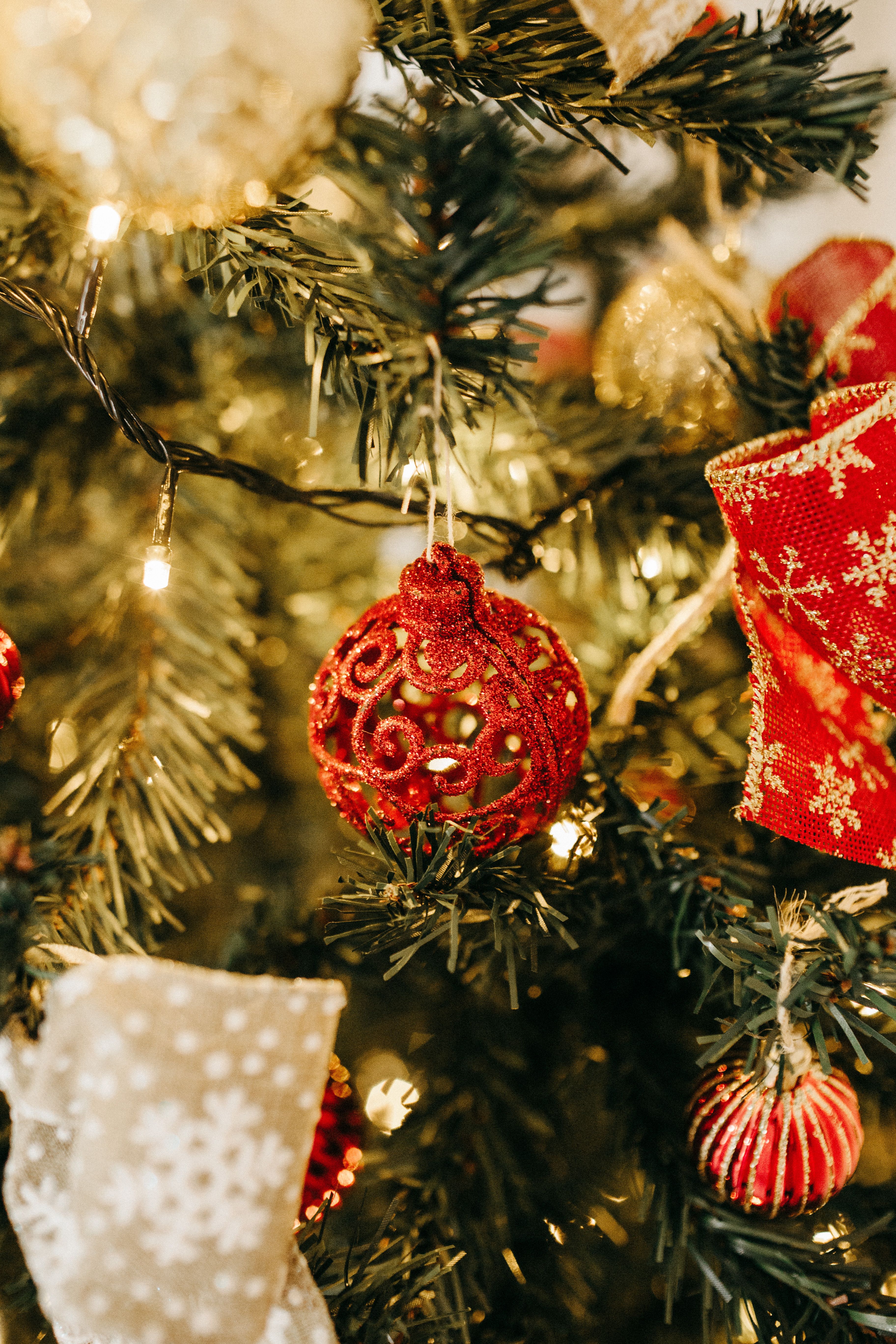 Rote Kugeln, Geschenke, Tannenzweige, Bokeh, Nahaufnahme, QHD+, Handy-Hintergrundbild