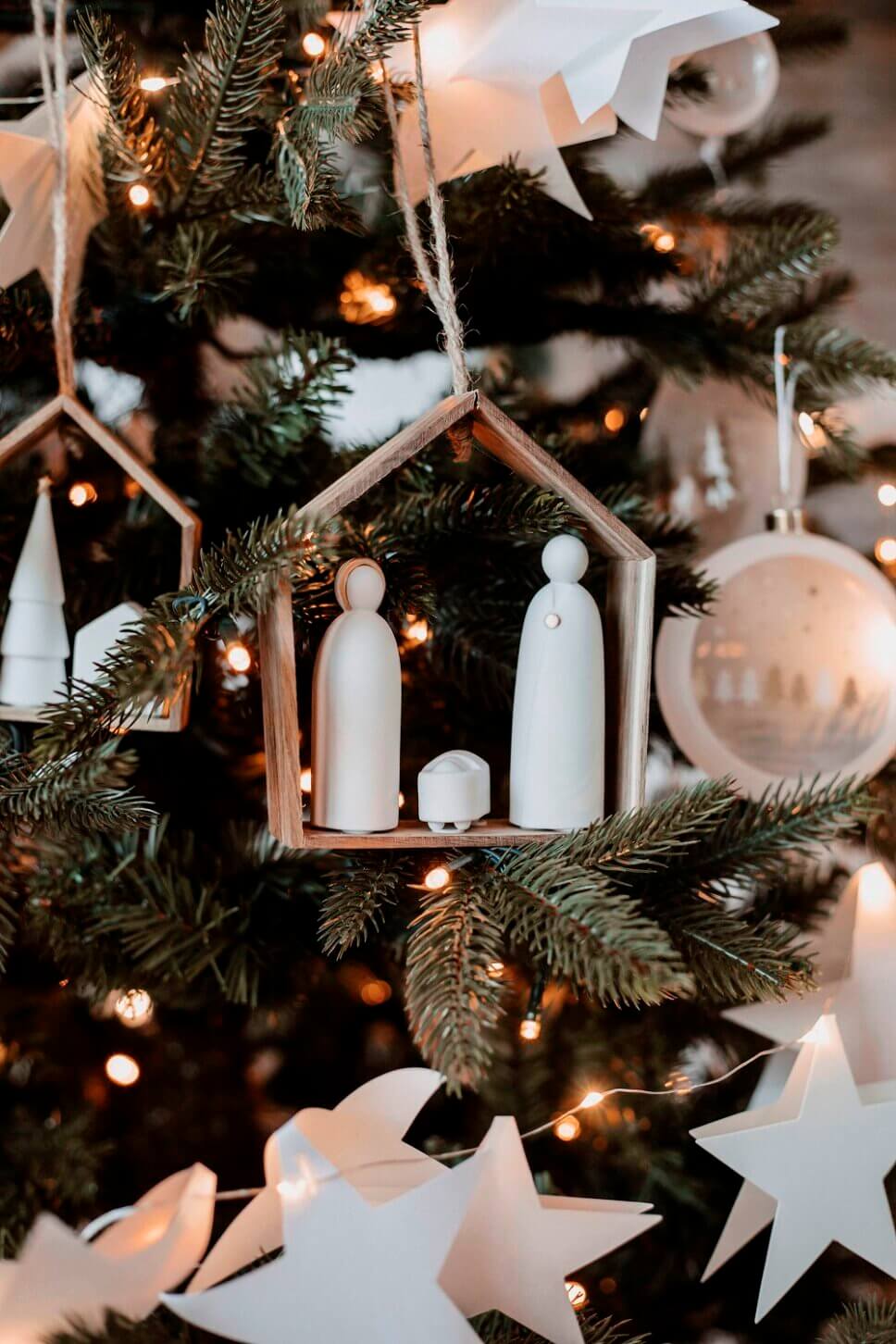 Krippenanhänger, Holzsterne, Christbaumschmuck, Lichterkette, Nahaufnahme, Sperrbildschirm fürs iPhone