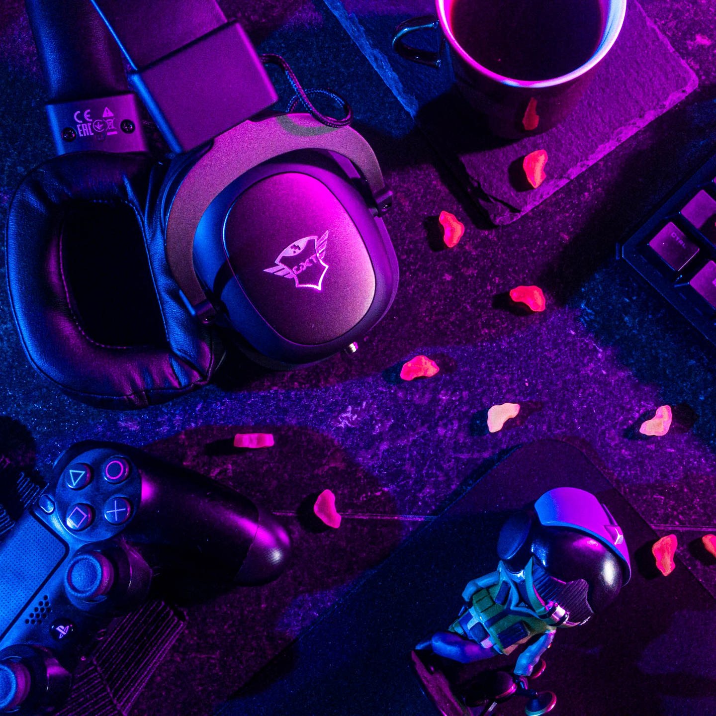Gaming-Setup, Headset, Controller, Draufsicht, Lila Licht, Hintergrundbild fürs Tablet