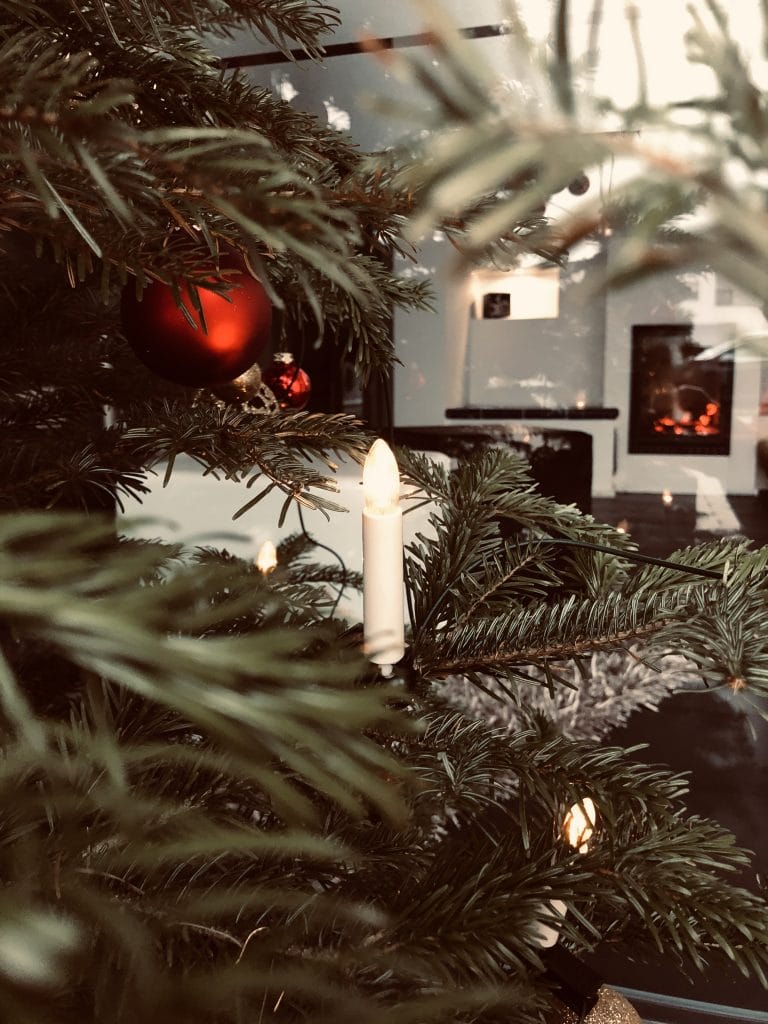 Tannenzweige, Rote Kugel, Wohnzimmer, Unscharf, Dunkelgrün, Hintergrundbild fürs iPad