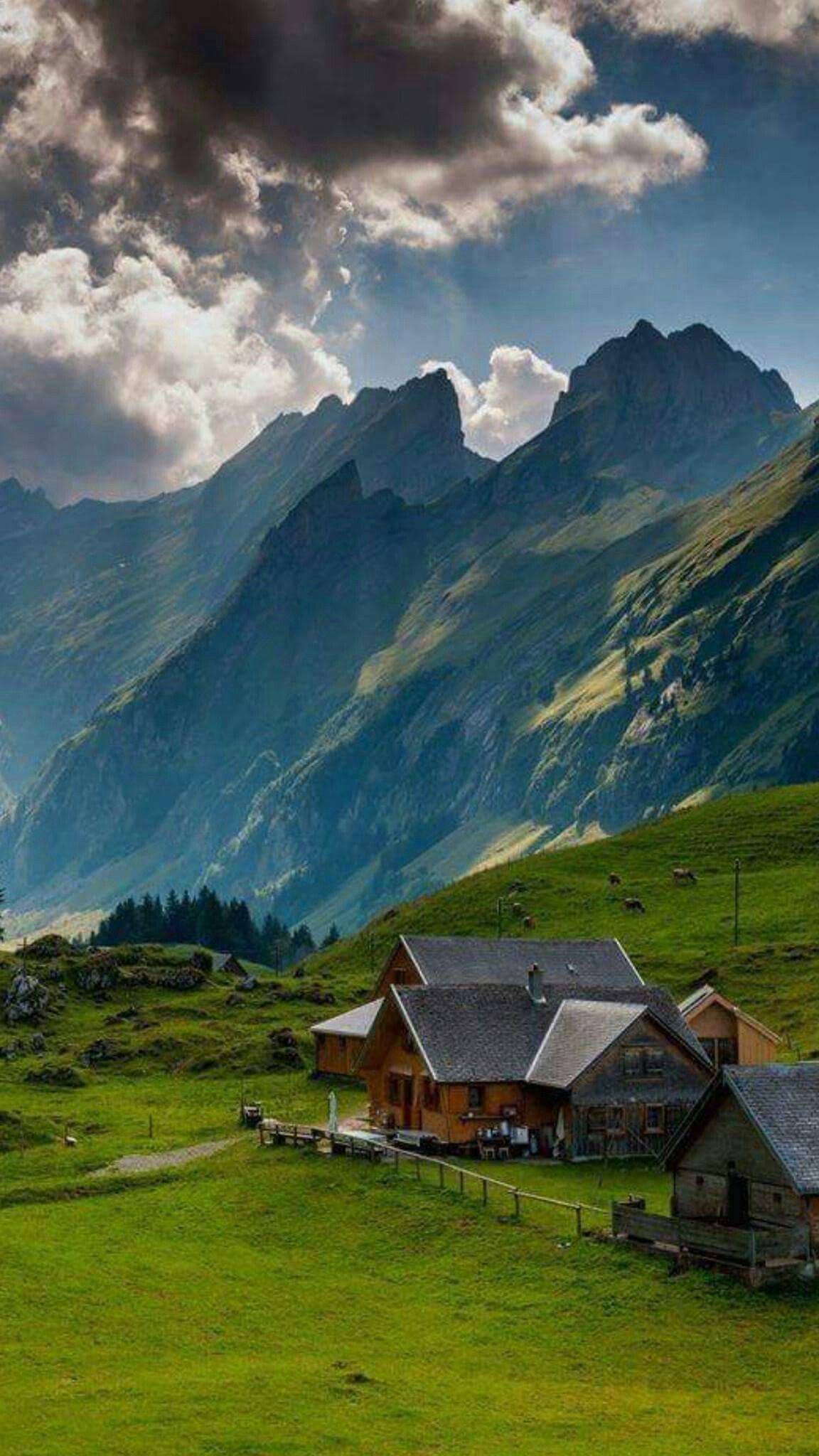 Alm, Holzhütte, Berge, Wolken, Hochformat, Full HD, Hintergrundbild fürs Handy