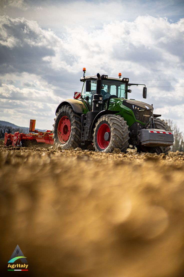 Fendt, Traktor, Feld, Bodenbearbeitung, Wolken, Hochformat, Hintergrundbild fürs Smartphone