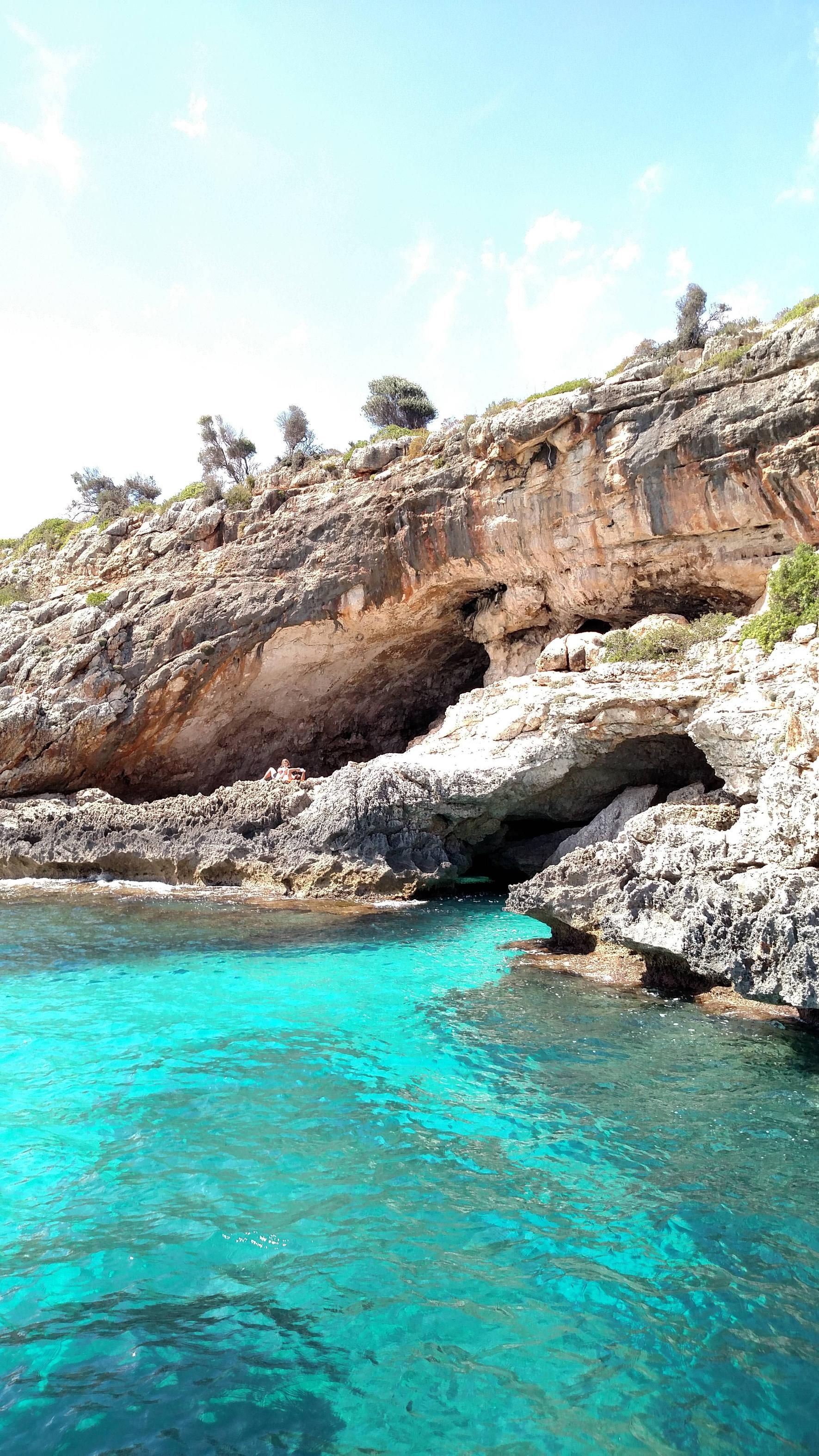 Mallorca, Felsküste, Türkises Wasser, Bucht, Klippen, Mittelmeer, QHD+, Handy-Hintergrund