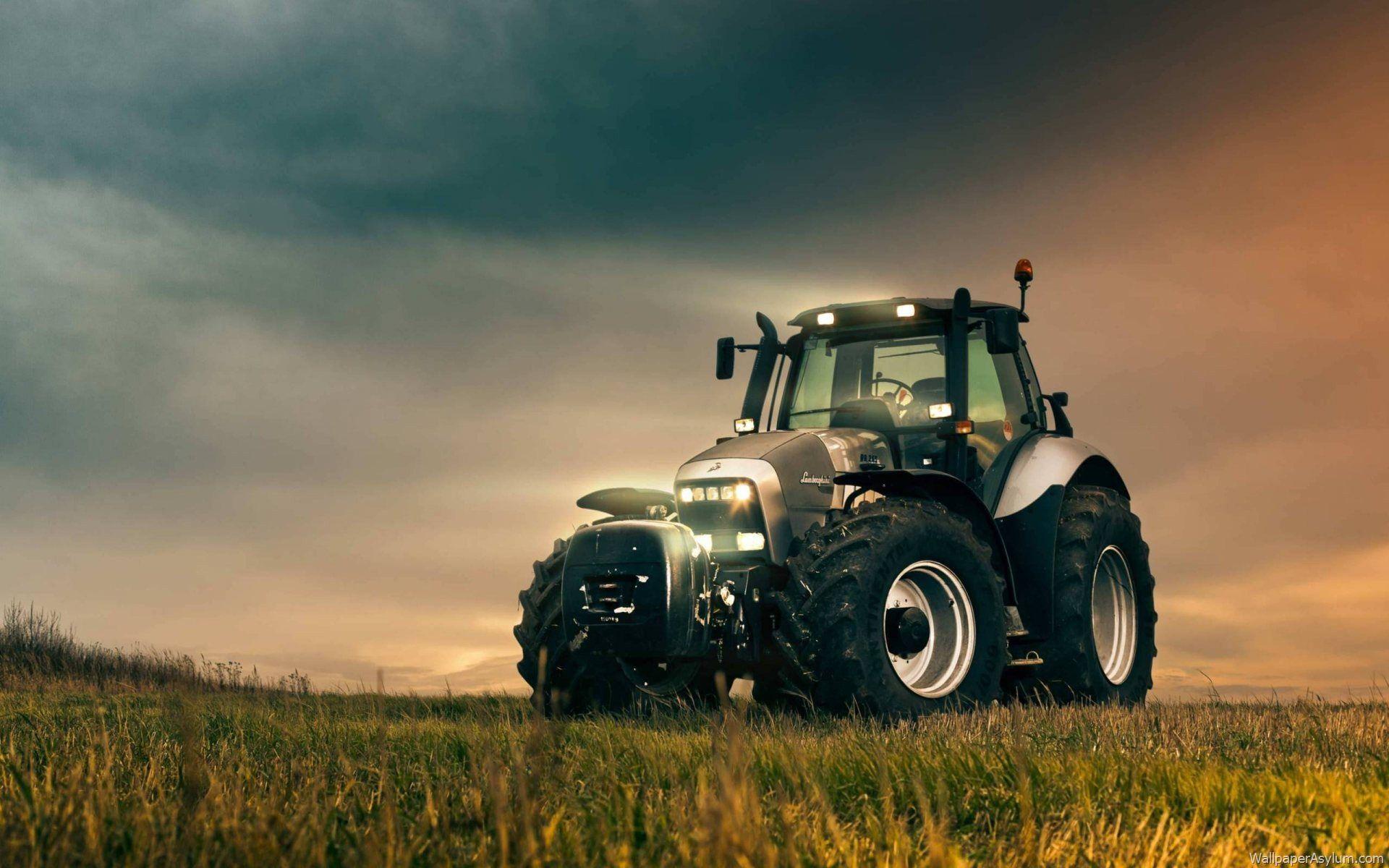 Traktor, Wiese, Dämmerung, Dramatischer Himmel, Landwirtschaft, Full HD, MacBook-Hintergrundbild