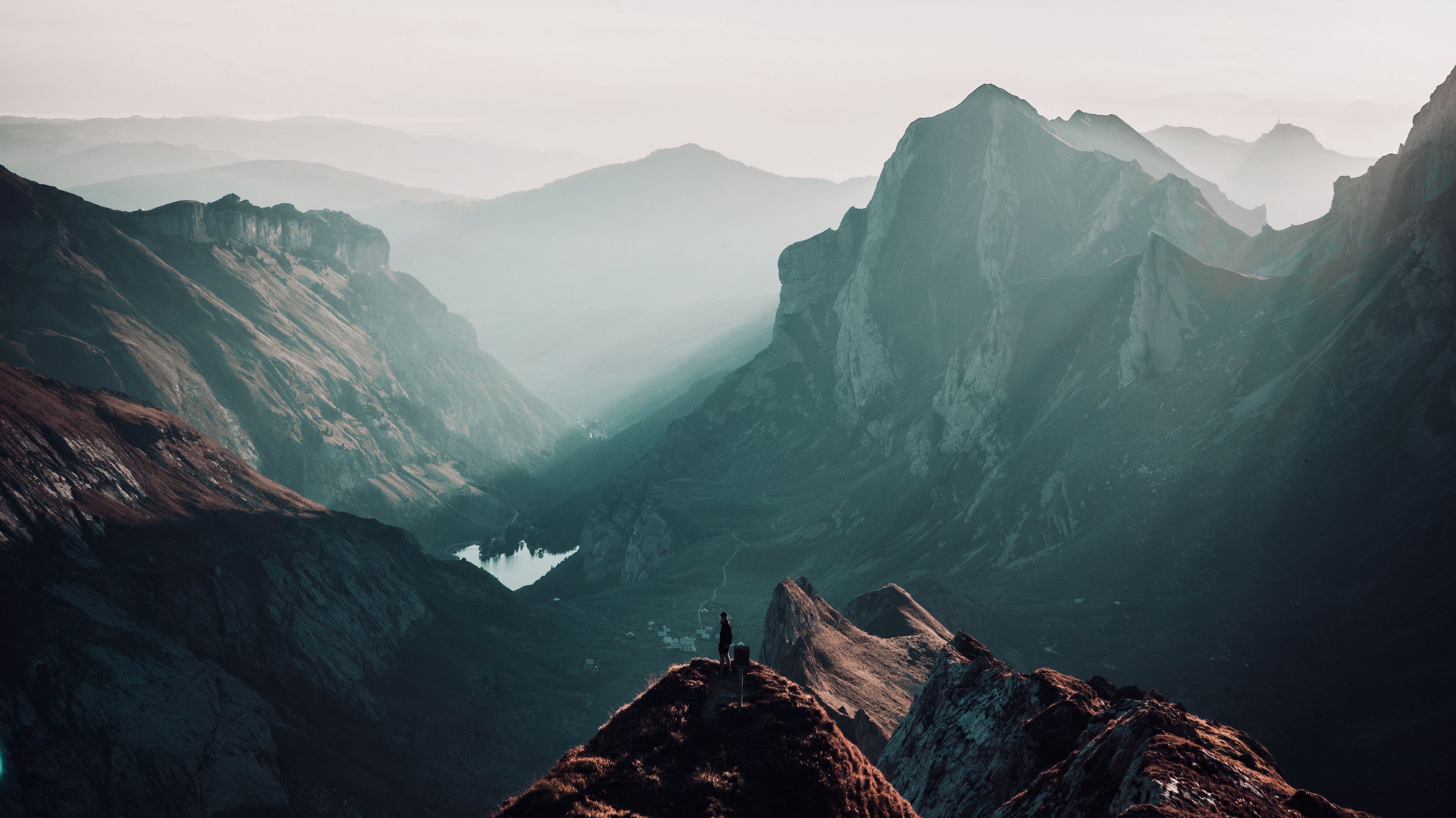 Bergschlucht, Wanderer, Dunst, Gegenlicht, Alpen, 4K, Hintergrundbild für den PC