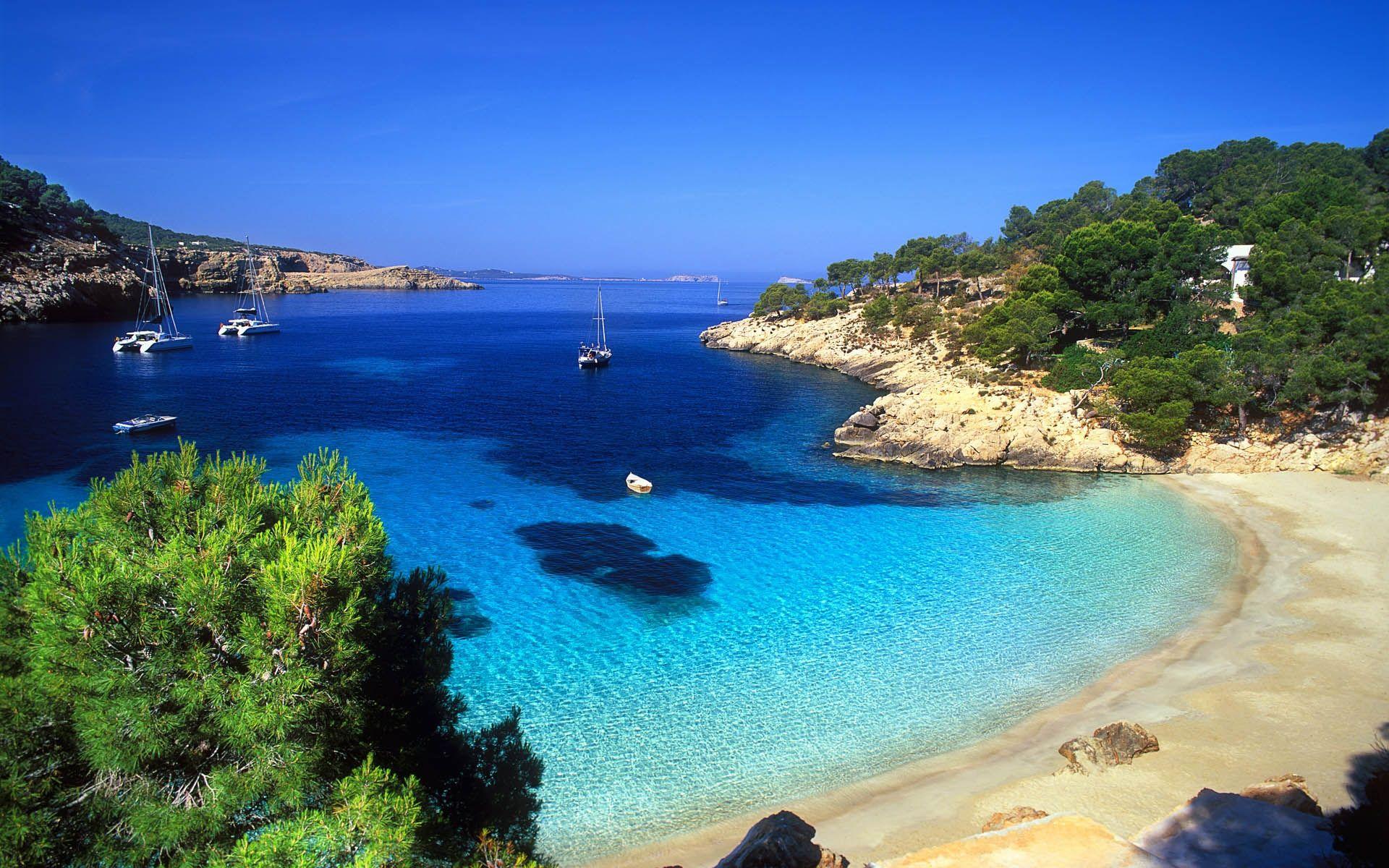 Mallorca, Sandstrand, Bucht, Segelboote, Kiefern, Tiefblaues Meer, Full HD, PC-Hintergrundbild