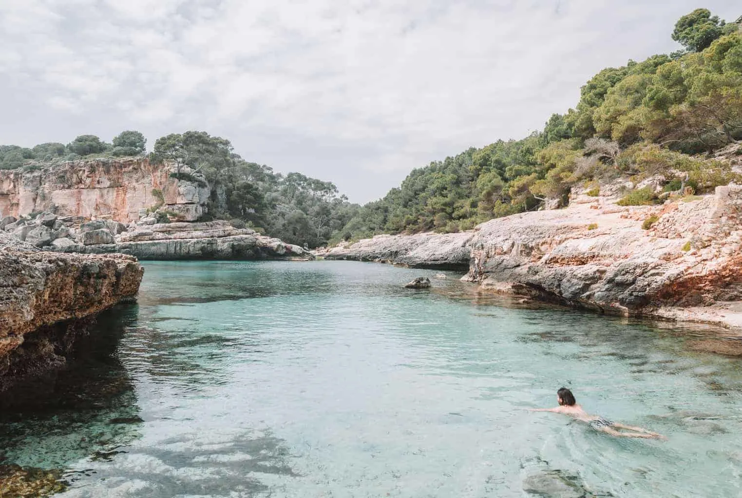 Mallorca, Felsbucht, Klares Wasser, Schwimmer, Kalkfelsen, HD, Desktop-Hintergrund