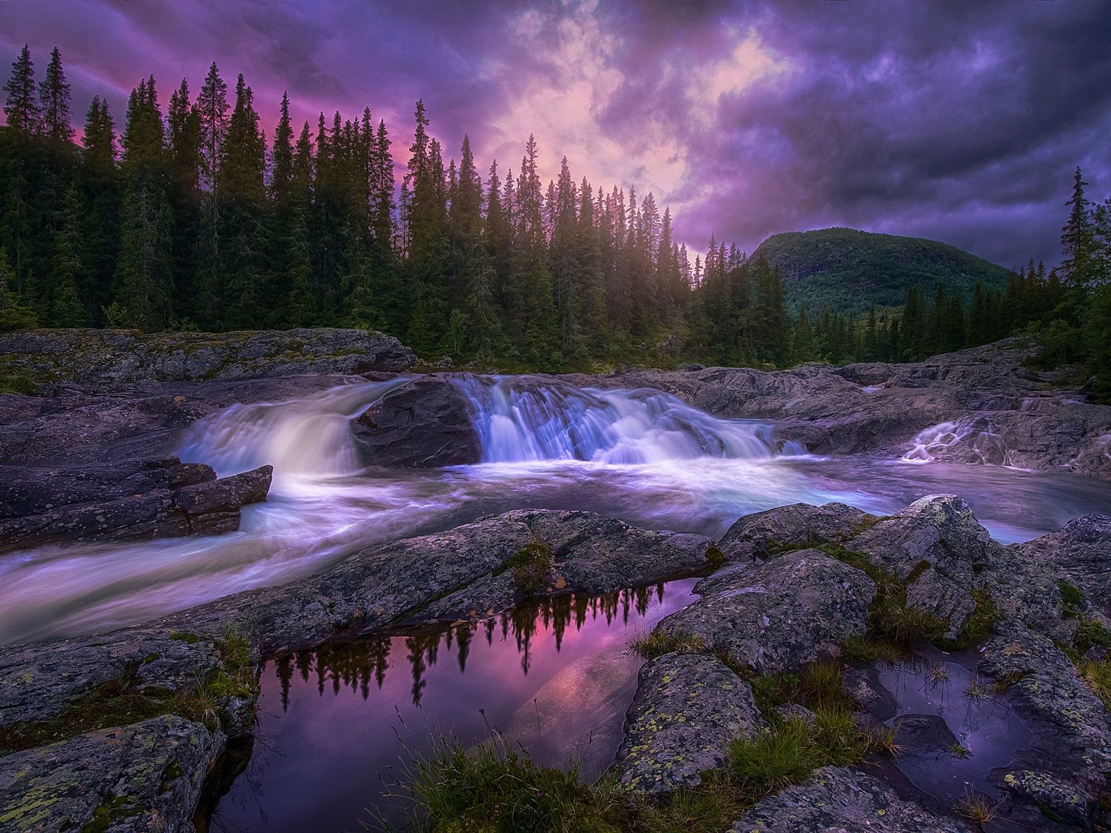 Bach, Wasserfall, Felsen, Nadelwald, Lila Himmel, Abenddämmerung, HD, Tablet-Hintergrund