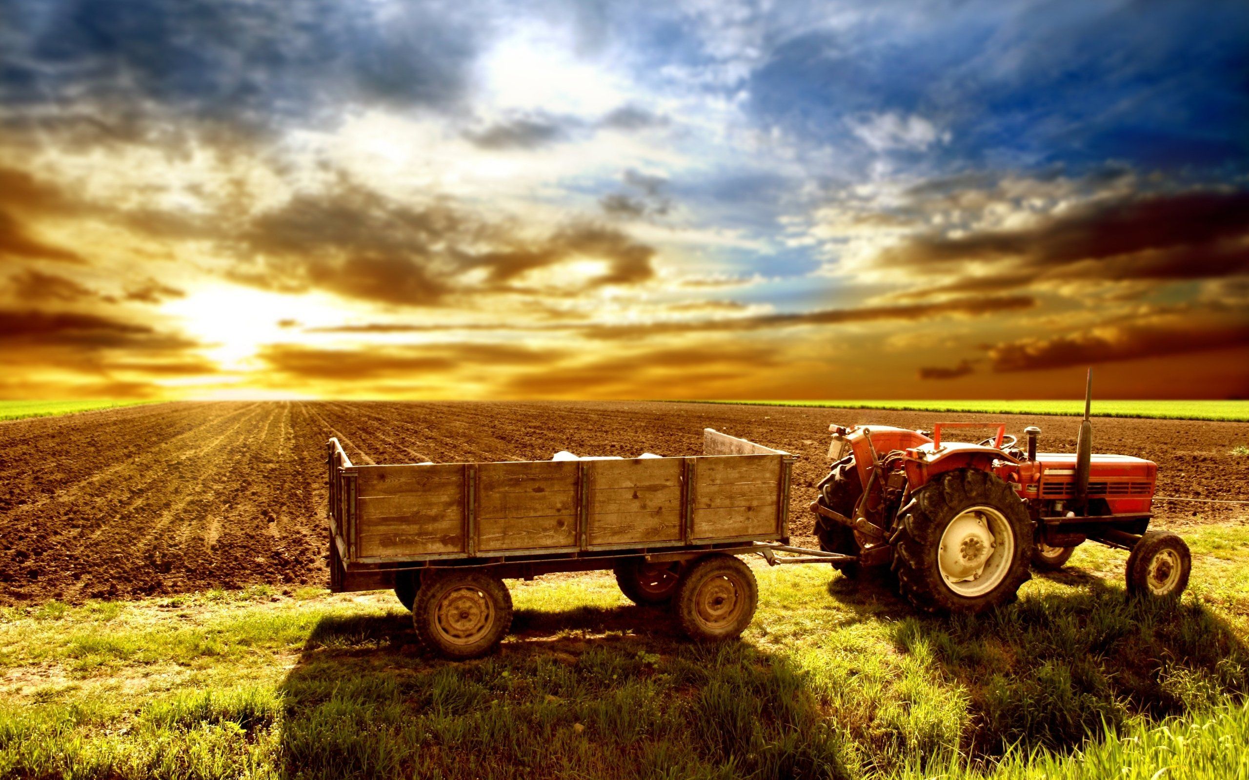 Traktor, Anhänger, Sonnenuntergang, Feld, Goldenes Licht, 2K, MacBook-Hintergrundbild