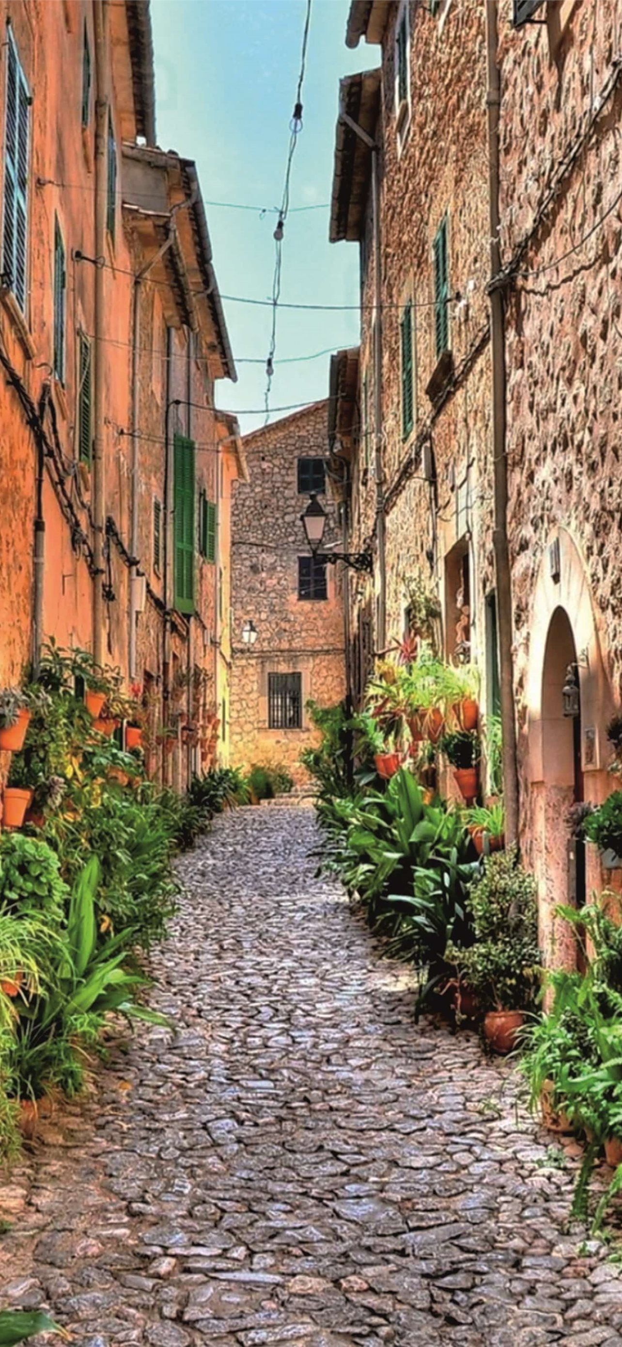 Mallorca, Dorfgasse, Kopfsteinpflaster, Blumentöpfe, Steinhäuser, Full HD, Handy-Hintergrundbild