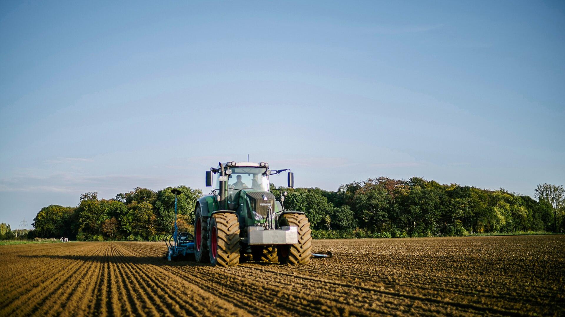Fendt, Traktor, Acker, Bodenbearbeitung, Blauer Himmel, 16:9, Full-HD-Hintergrundbild für den Desktop