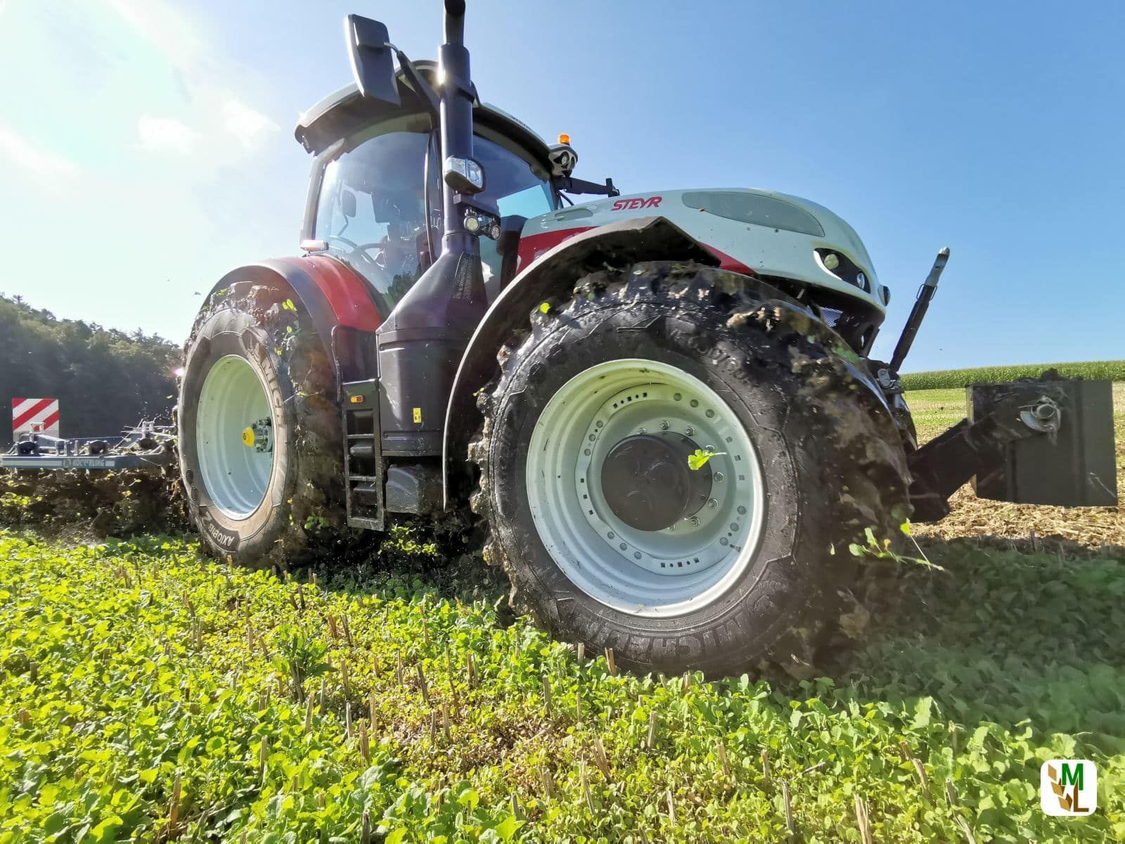 Traktor, Feld, Froschperspektive, Grünes Feld, Blauer Himmel, Hintergrundbild fürs iPad