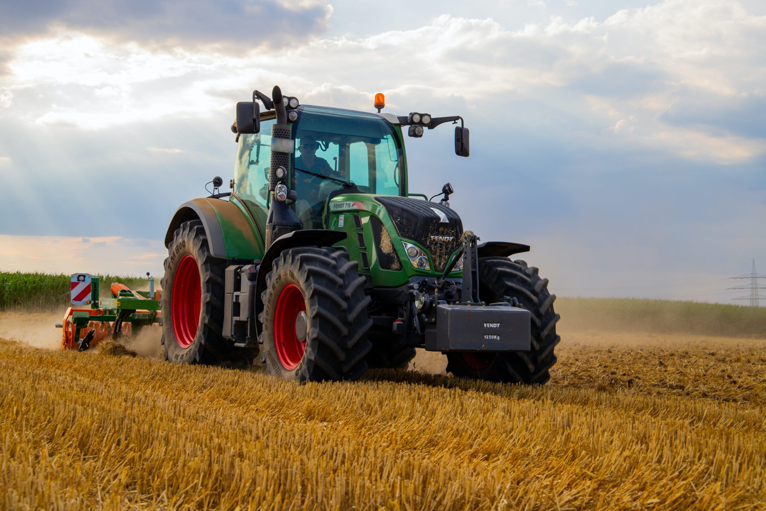 Fendt, Traktor, Stoppelfeld, Gegenlicht, Feldarbeit, 2K, Hintergrundbild für den PC