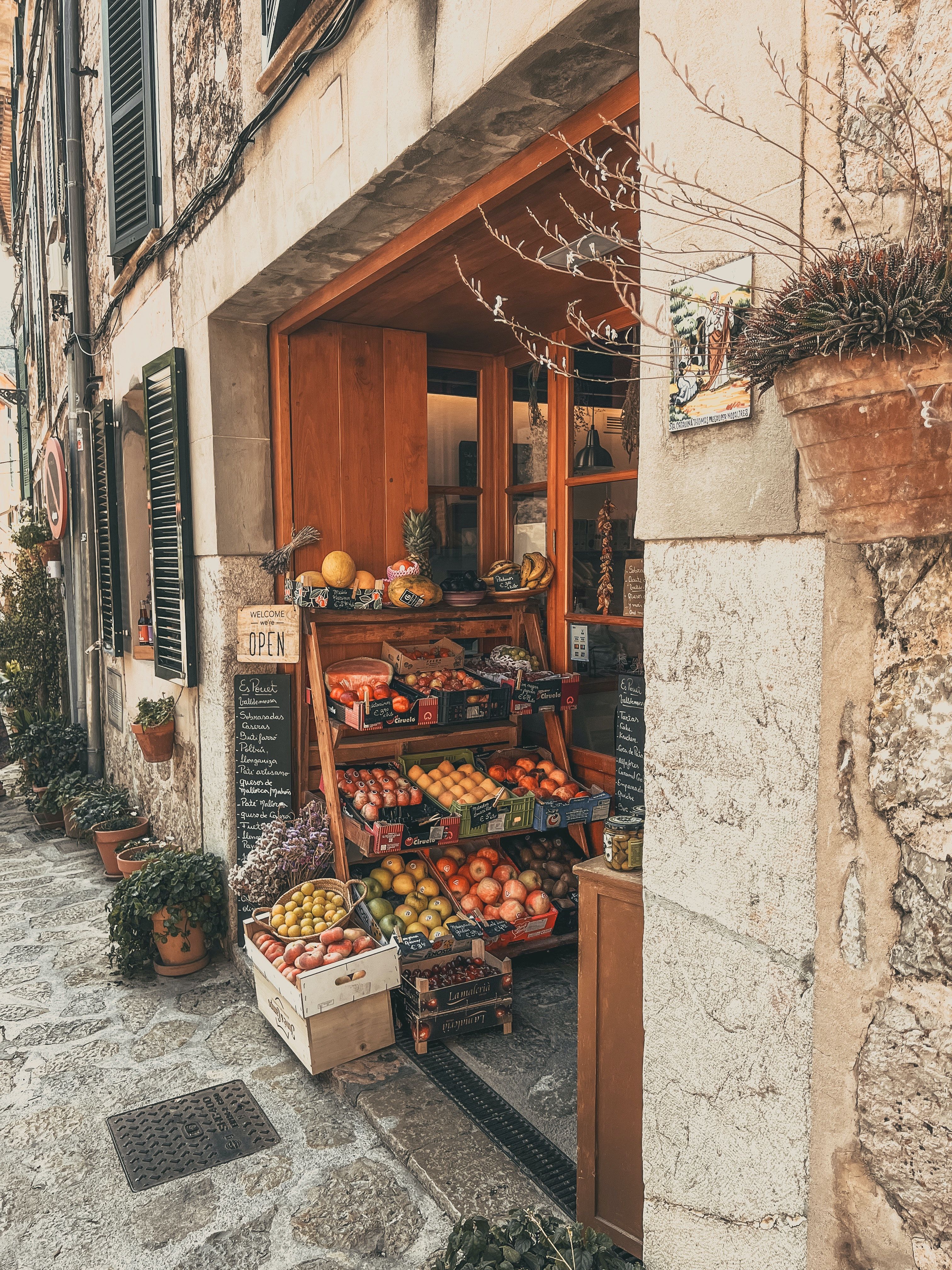 Mallorca, Dorfladen, Gasse, Obst, Steinhäuser, QHD+, iPad-Hintergrundbild