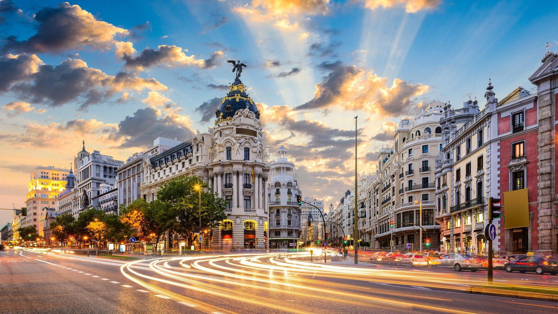 Edificio Metrópolis, Gran Vía, Madrid, Spanien, Lichtspuren, Sonnenuntergang, 1080p-Hintergrundbild