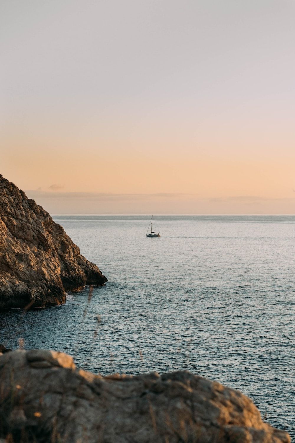 Mallorca, Felsen, Meer, Segelboot, Abendlicht, HD, Handy-Hintergrund im Hochformat