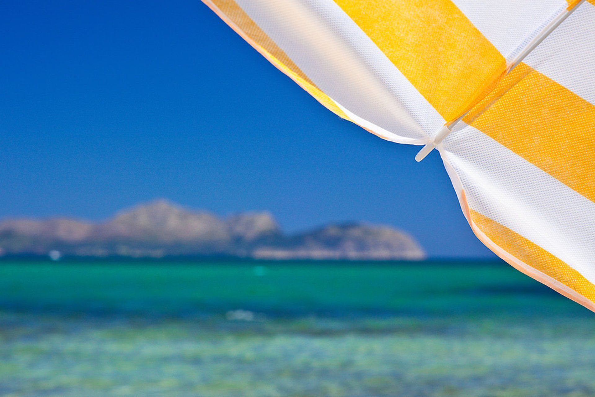 Mallorca, Sonnenschirm, Strand, Türkises Meer, Berge, Gelb-Weiß, Full HD, Laptop-Hintergrundbild