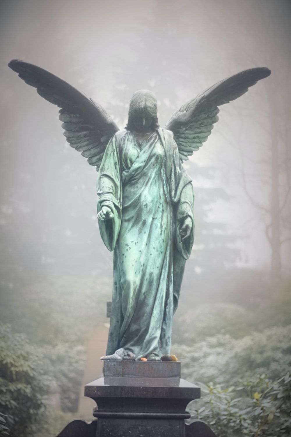Engelsstatue, Bronze, Friedhof, Nebel, Grünspan, HD, Handy-Hintergrund im Hochformat