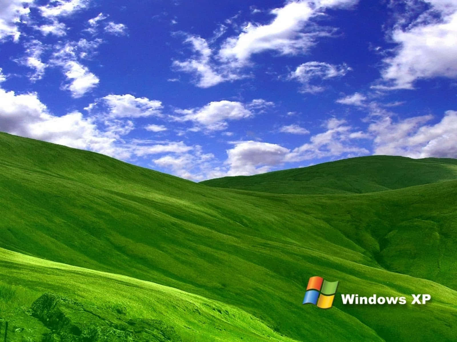 Windows XP, Windows-Logo, Grüne Hügel, Blauer Himmel, Wolken, Hintergrundbild fürs Tablet