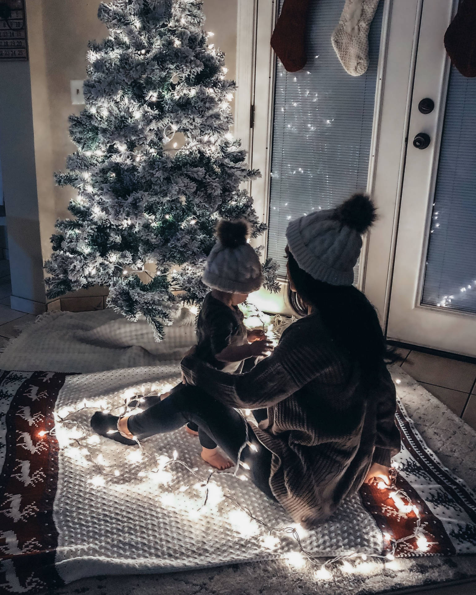 Weihnachtsbaum, Kind, Lichterkette, Gemütlich, Wohnzimmer, QHD+, Tablet-Hintergrund