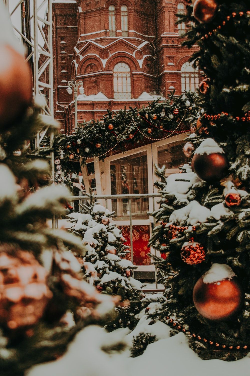 Weihnachtsdeko, Schnee, Rote Kugeln, Backsteinhaus, Winter, HD, Handy-Hintergrund