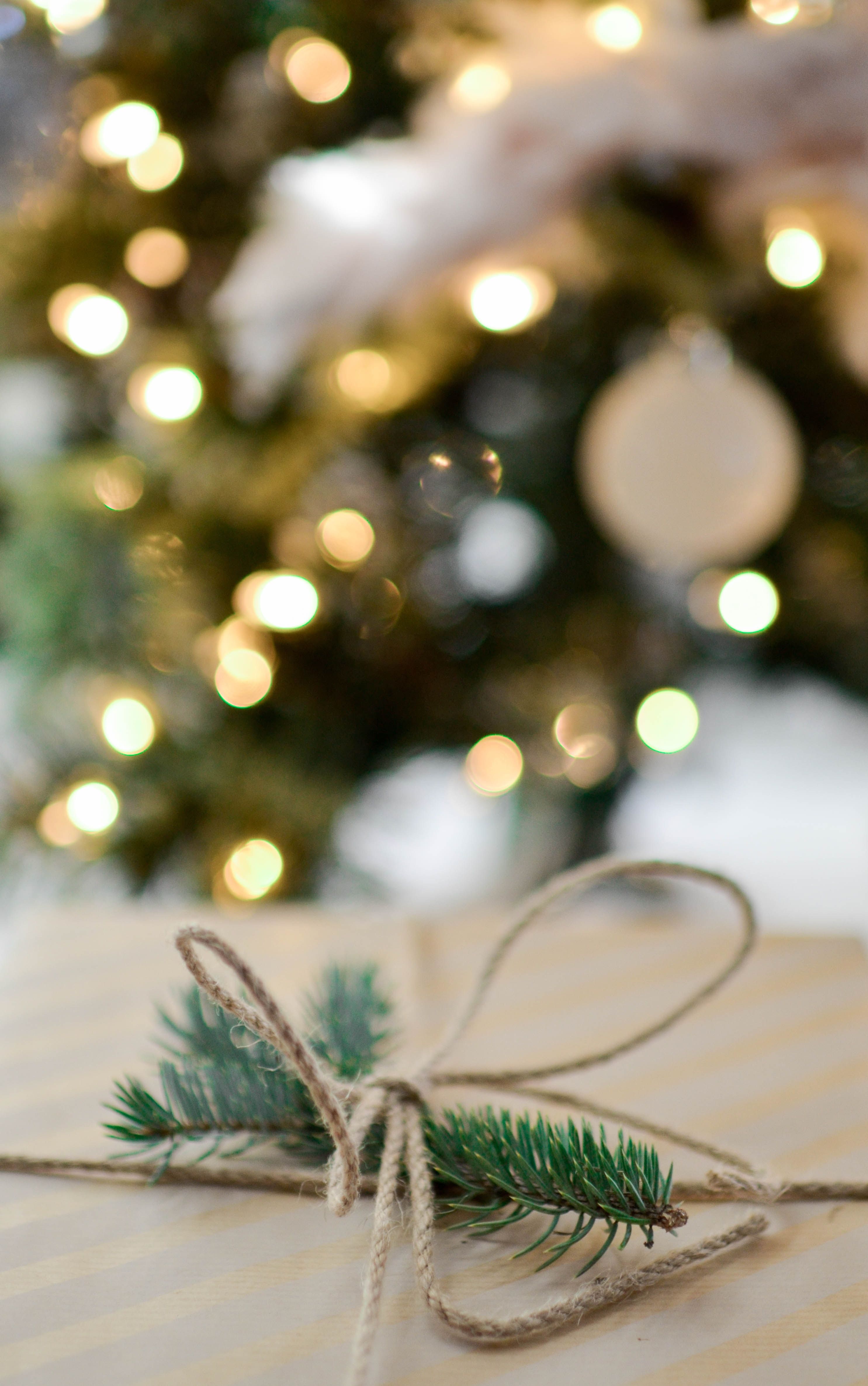 Tannenzweig, Kordelschleife, Bokeh, Weihnachtsbaum, Holztisch, QHD+, Handy-Hintergrund