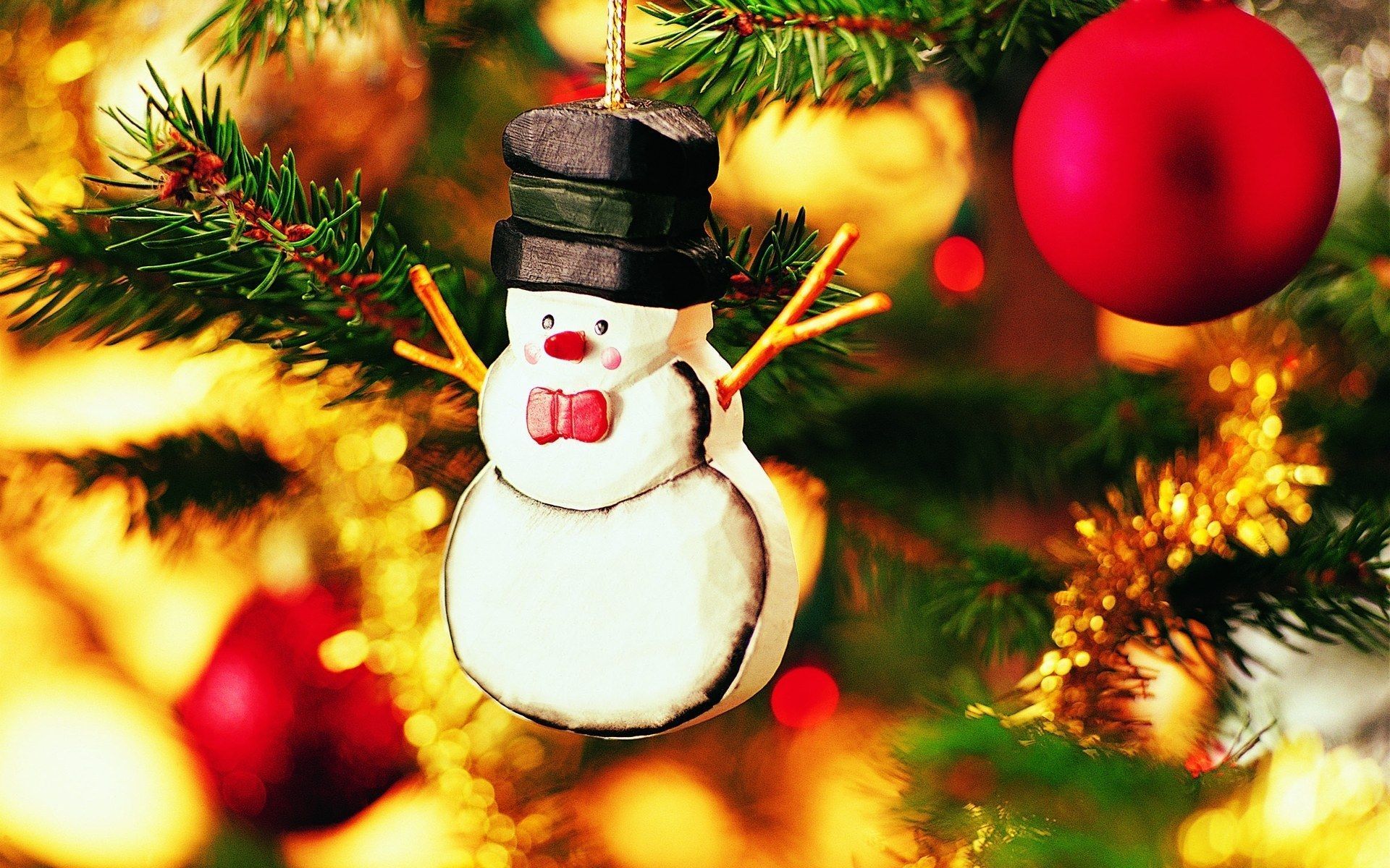 Schneemann, Christbaumschmuck, Rote Kugel, Tannenzweige, Lichter, Full HD, MacBook-Hintergrundbild
