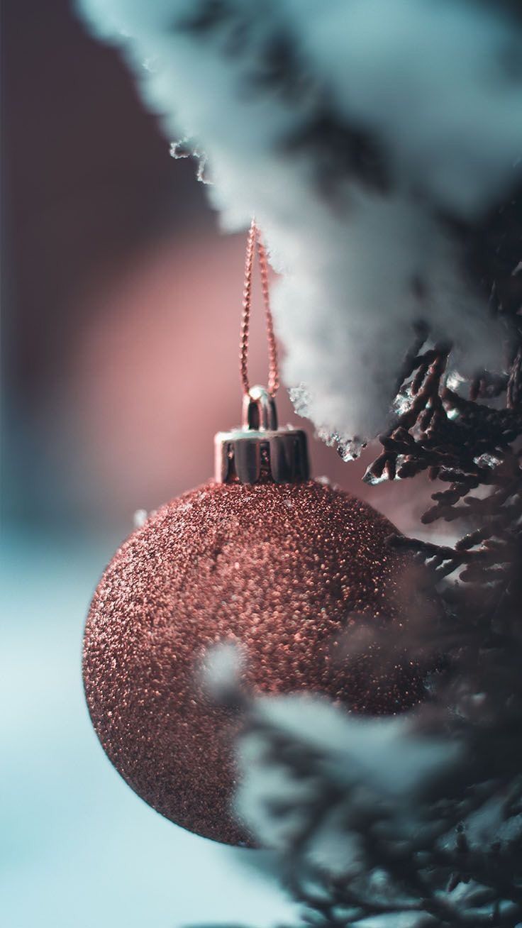 Weihnachtskugel, Glitzer, Kupferfarben, Tannenzweig, Bokeh, Hintergrundbild fürs Handy