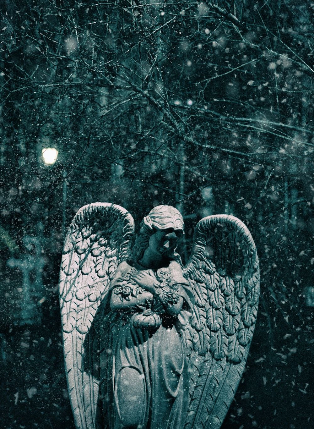 Engelsstatue, Schnee, Dunkelgrün, Skulptur, Winter, Hintergrundbild für iPad und Tablet