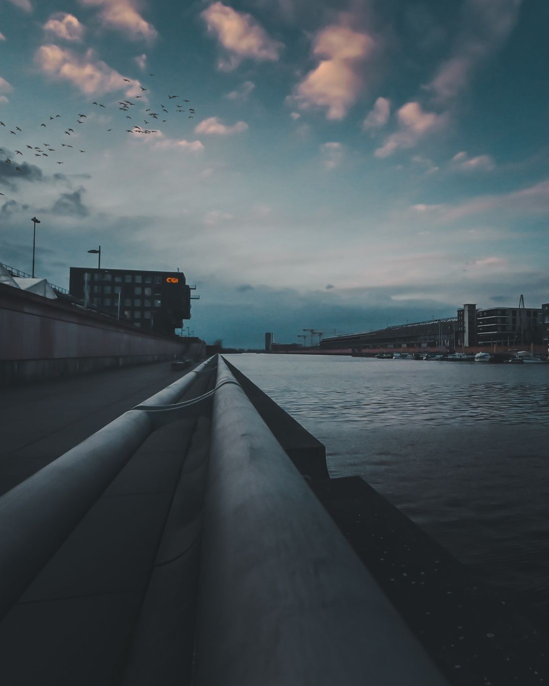 Fluss, Uferpromenade, Stadt, Wolken, Dämmerung, Full HD, Hintergrundbild fürs Tablet