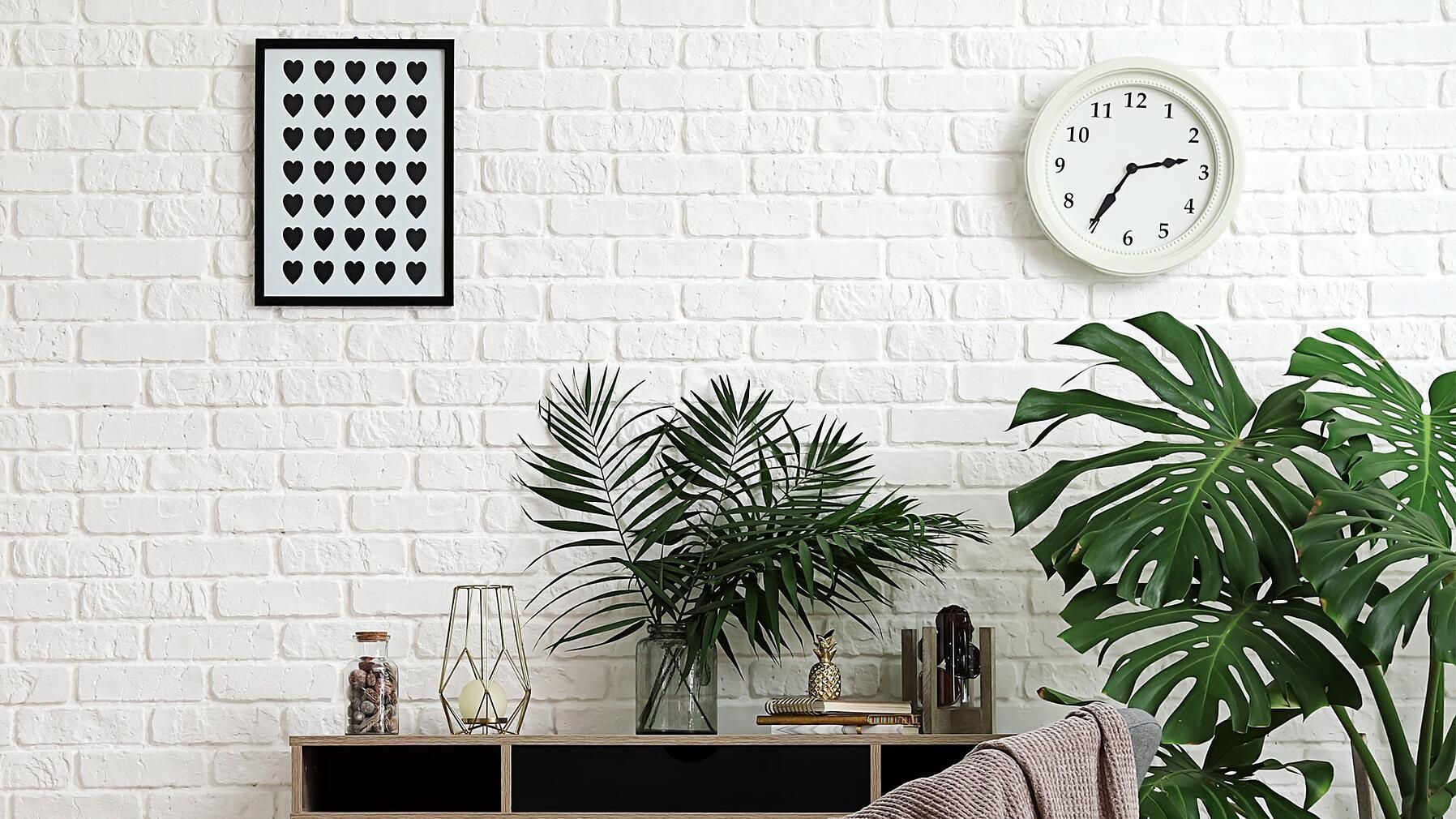 Weiße Ziegelwand, Wanduhr, Zimmerpflanzen, Monstera, Wohnzimmer, HD, Desktop-Hintergrund