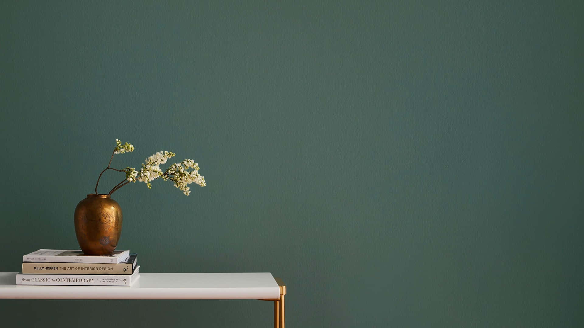 Dunkelgrüne Wand, Vase, Bücher, Minimalistisch, Interieur, Full HD, Windows-Hintergrundbild