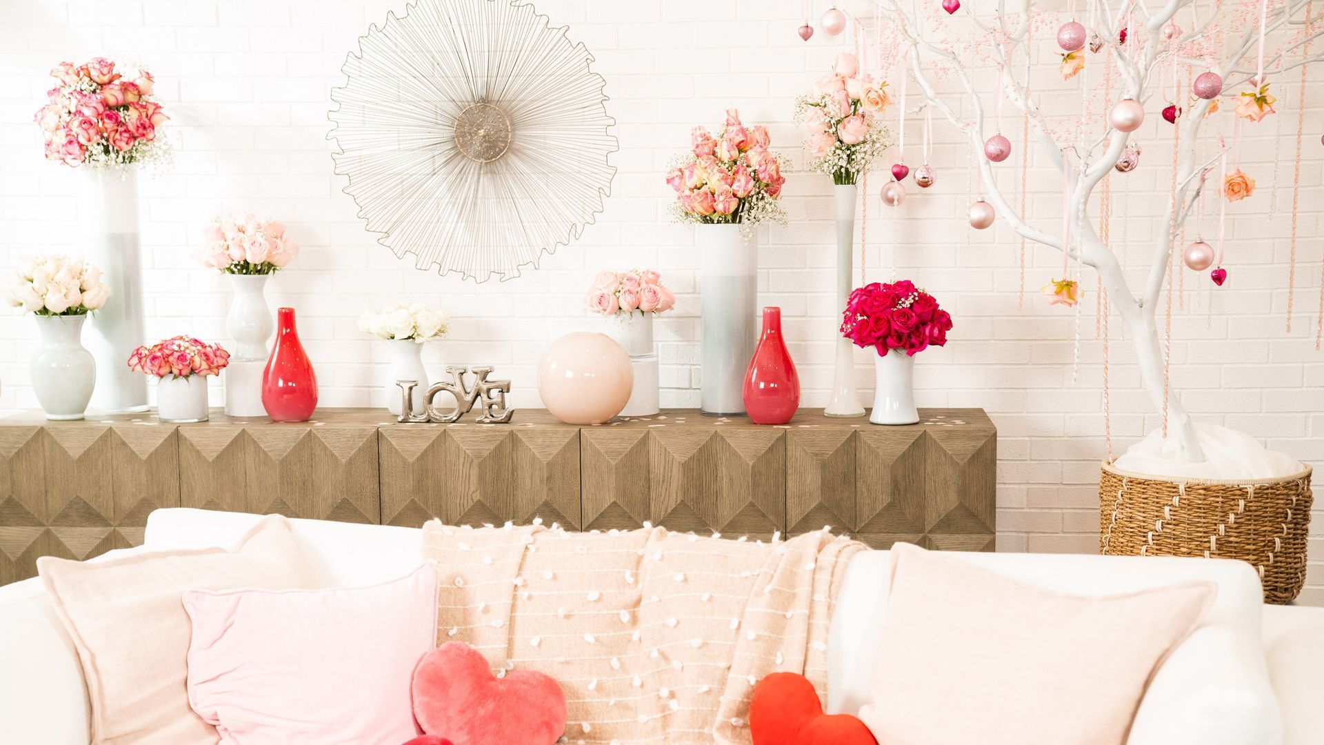 Wohnzimmer, Rosa Deko, Blumen, Vasen, Valentinstag, Full HD 1080p, Desktop-Hintergrundbild