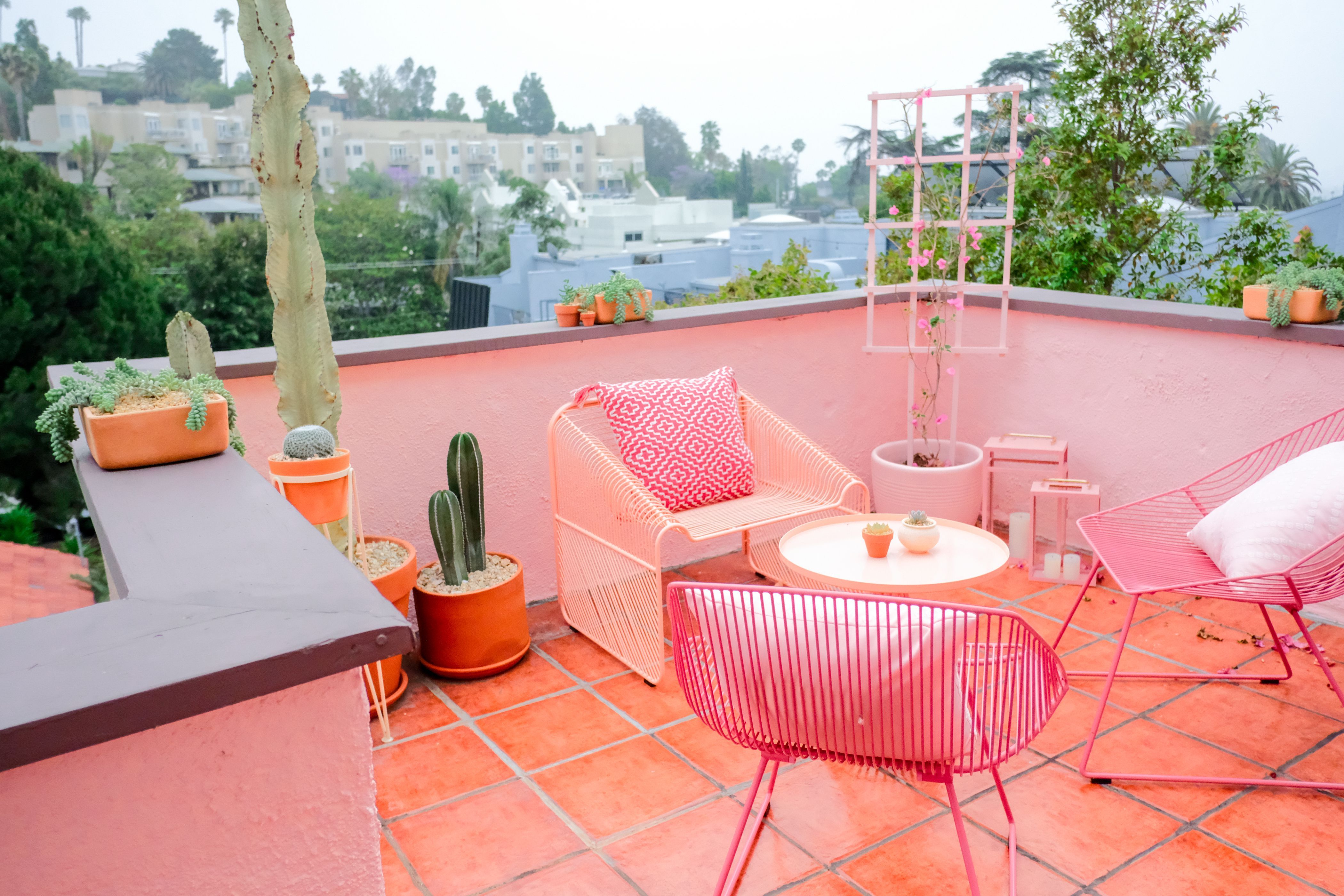 Dachterrasse, Rosa Möbel, Kakteen, Terrasse, Sommer, 4K, Hintergrund für den Desktop