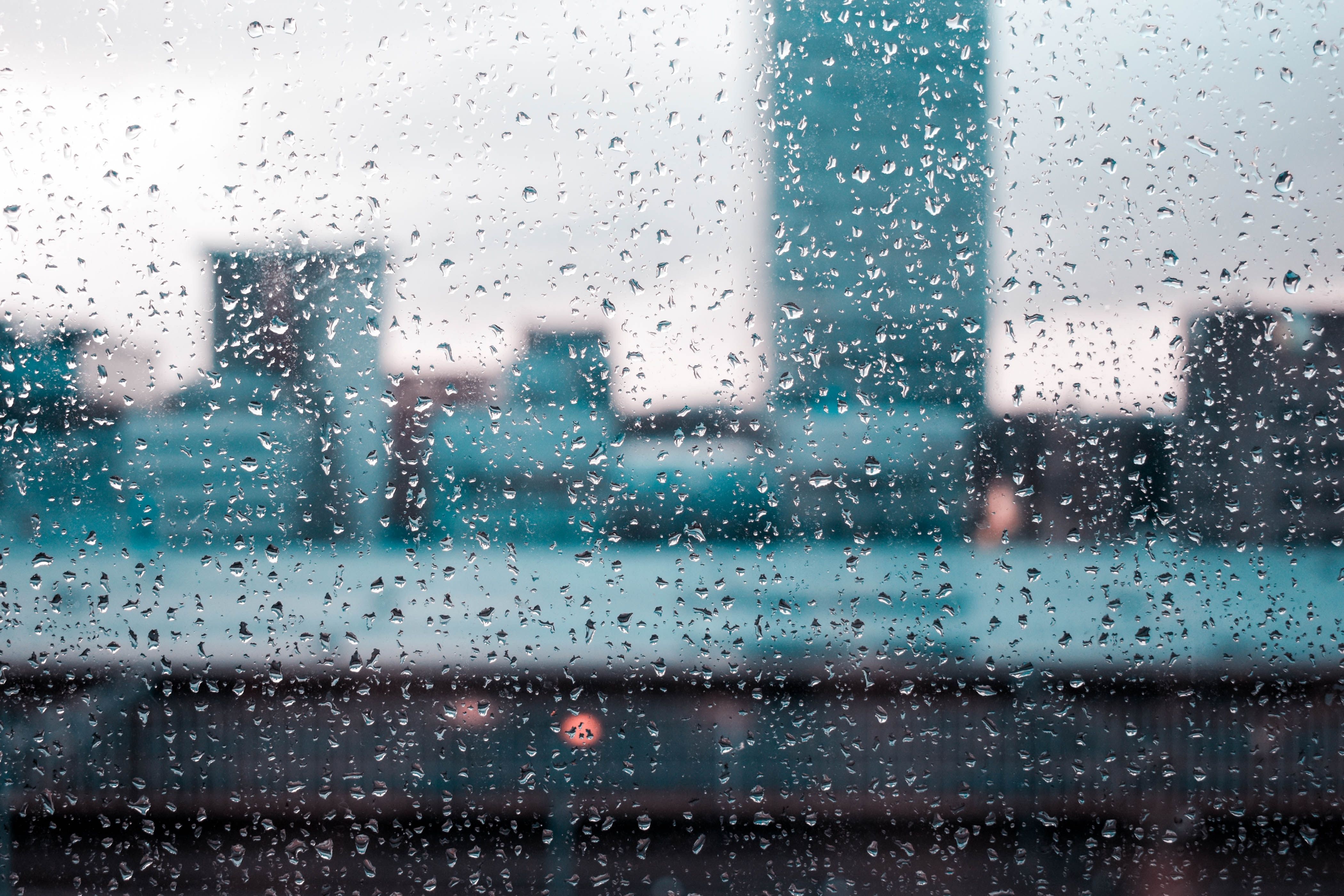 Regentropfen, Fensterscheibe, Skyline, Regen, Unschärfe, 4K, Desktop-Hintergrund
