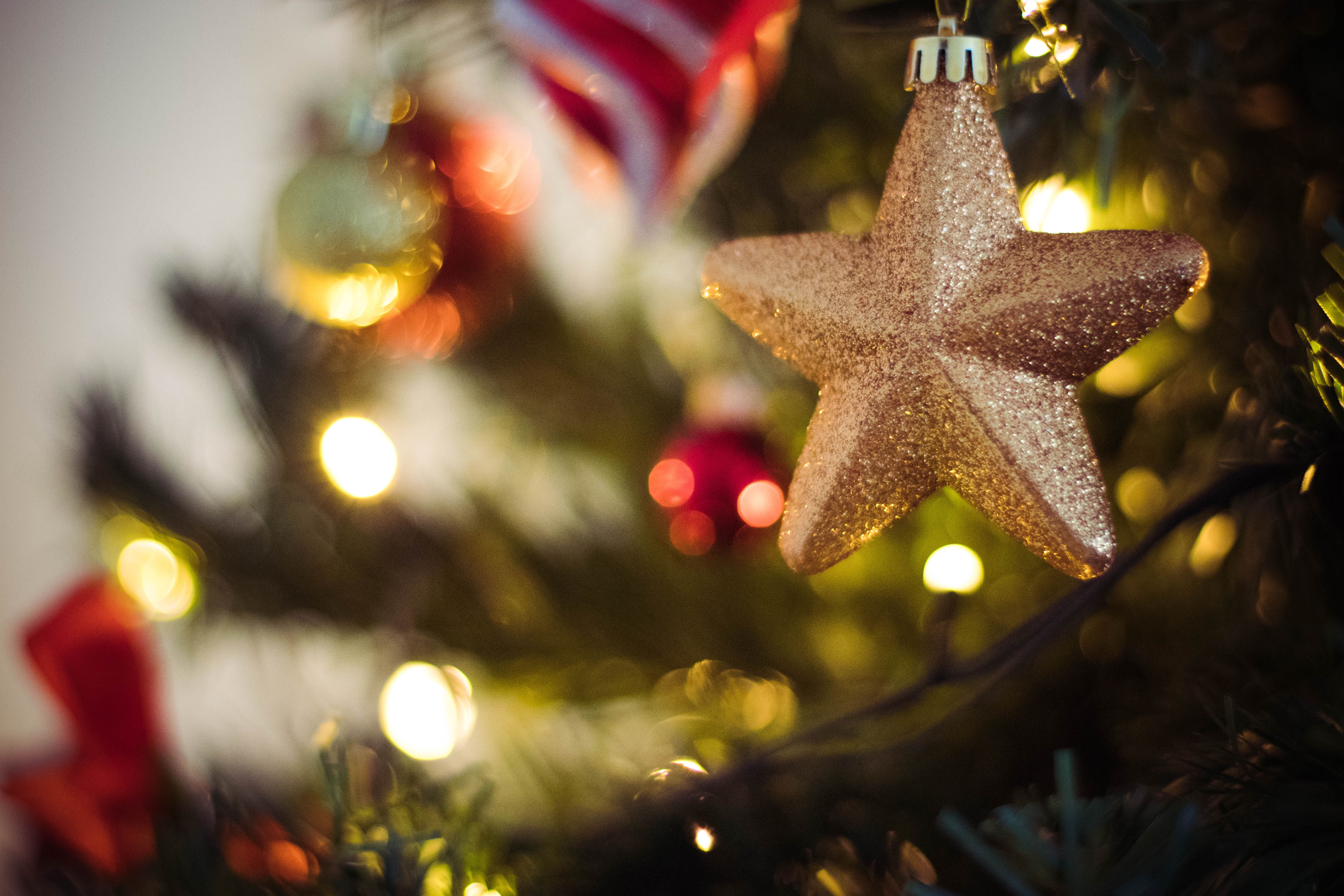 Stern, Christbaumschmuck, Weihnachtsbaum, Bokeh, Gold, 5K, Hintergrund für den Desktop
