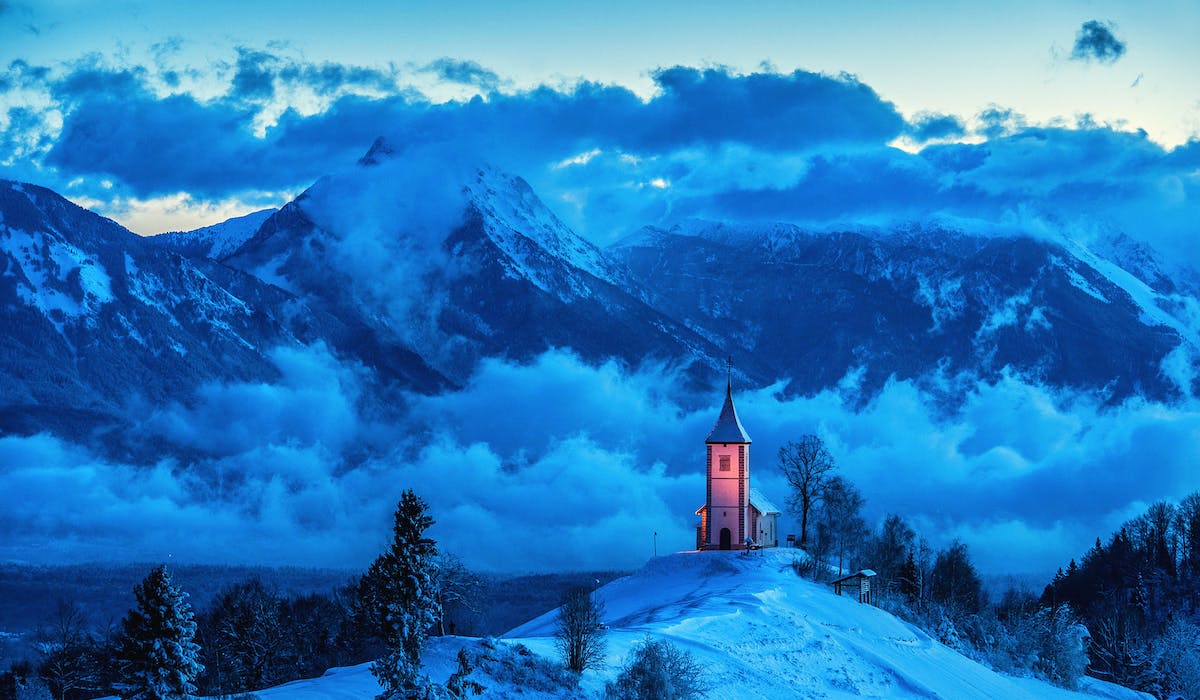 Jamnik, Slowenien, Kapelle, Berge, Wolkenmeer, Blaue Stunde, Hintergrundbild