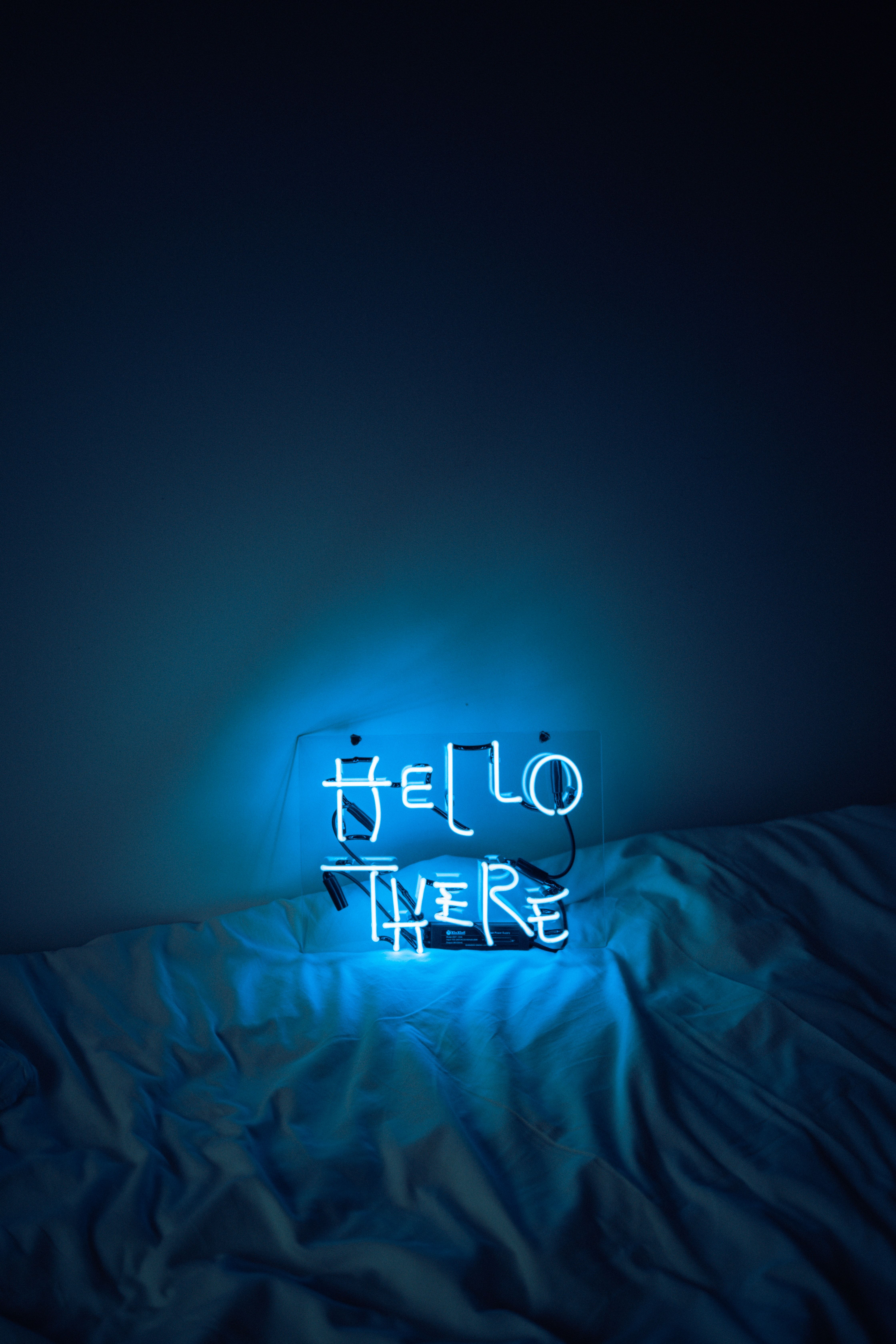 Hello There, Neonschrift, Blaues Licht, Bettdecke, Dunkel, QHD+, Handy-Hintergrund