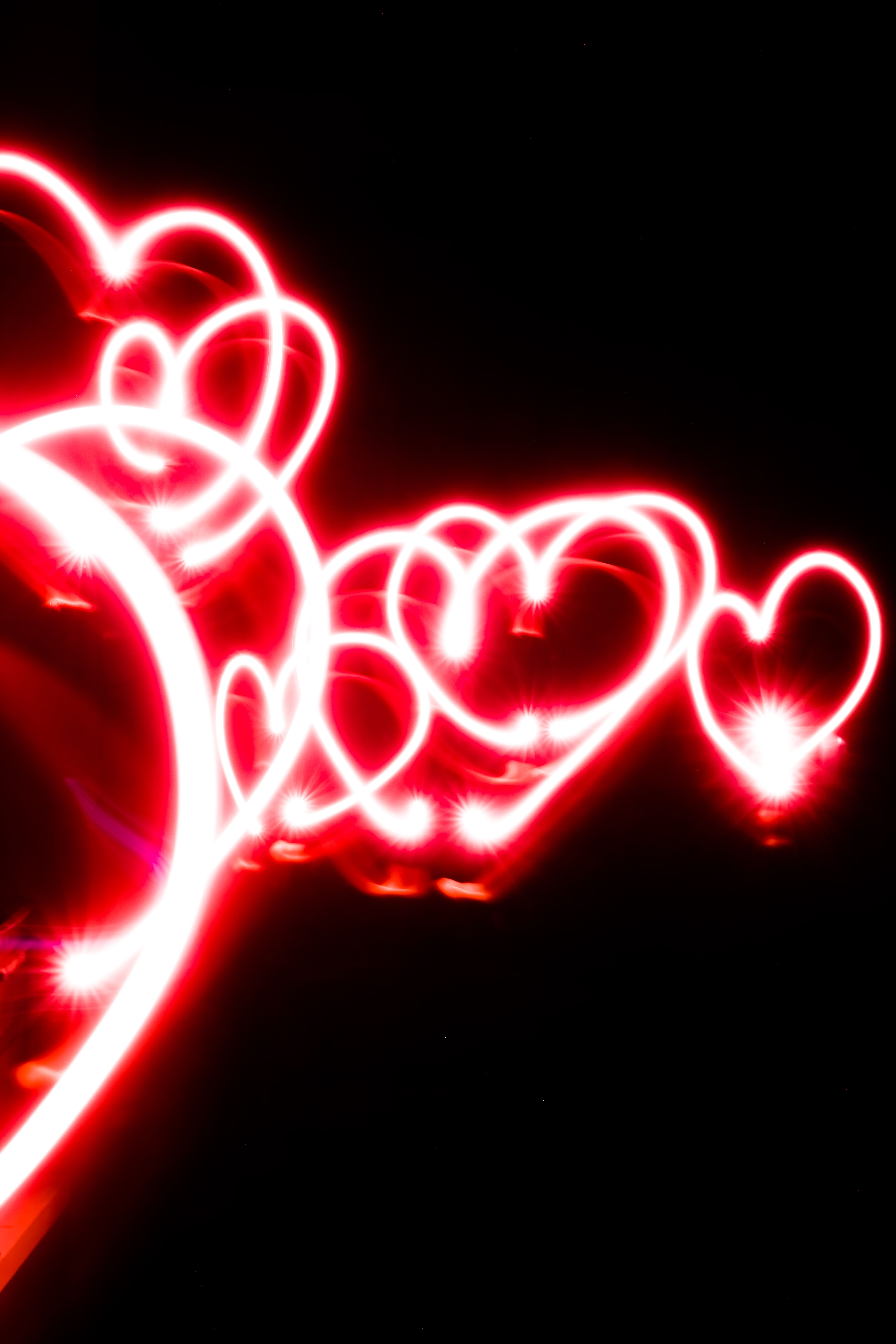 Neonherzen, Rotes Licht, Lichtspuren, Schwarzer Hintergrund, Liebe, QHD+ Wallpaper